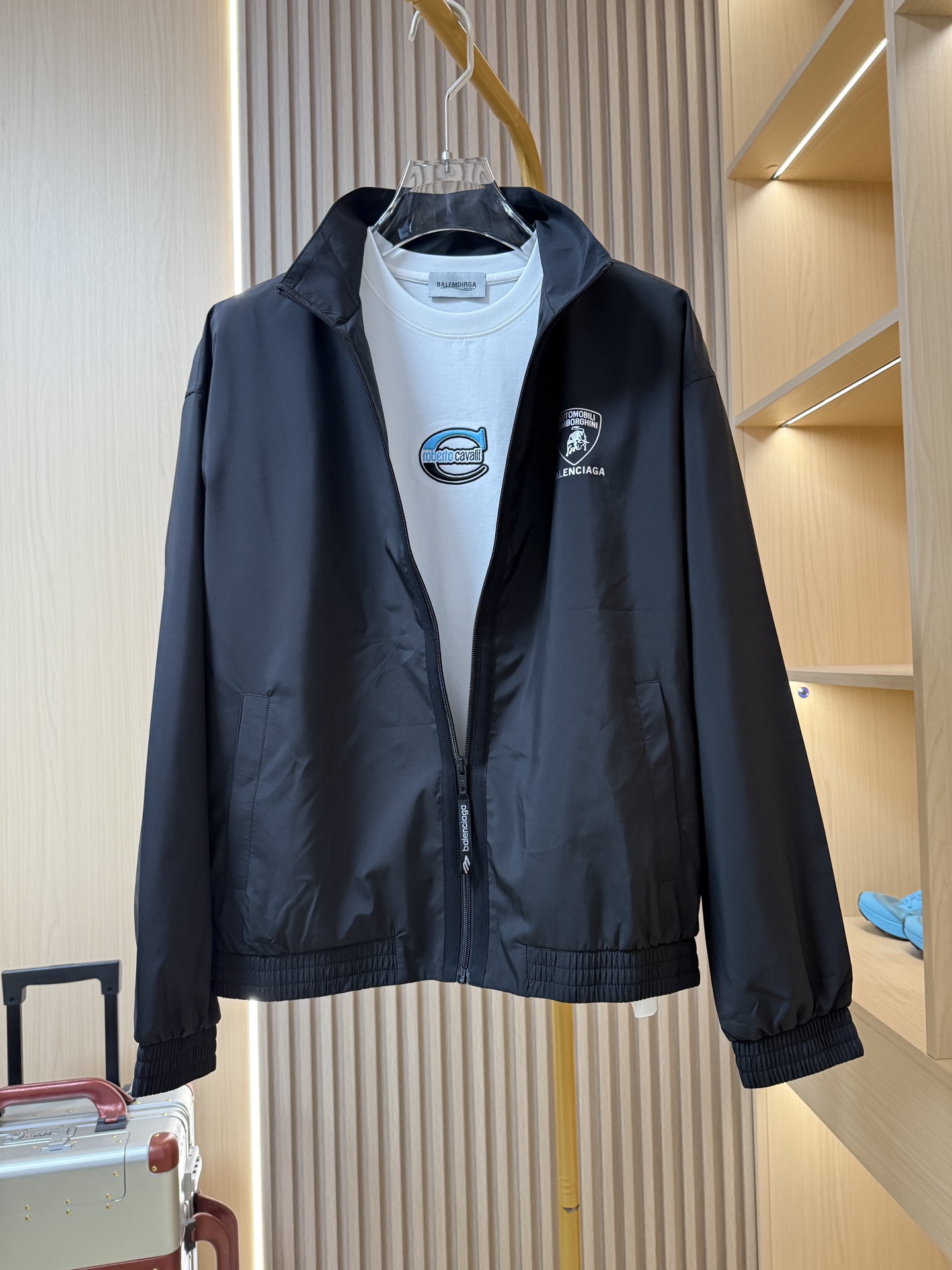 NO:136668,Balenciaga - the latest hot jackets in 2025 counters are shipped, and hot-selling items in European and American counters!  Selected Italian imported polyester fabrics with the latest designs, and the brand logo on the back demonstrates quality. Size M-3XL (with Hong Kong Lane Crawford Gift Box Packaging), ,balenciaga, jackets & coats,alexander wang19860909巴黎世家-2025专柜最新爆款外套出货 欧美专柜热销单品！精选意大利进口聚酯纤维面料搭配最新的设计,后背的品牌标志彰显品质.尺码M-3XL（配香港连卡佛礼盒包装）,,balenciaga,jackets & coats,alexander wang,Men's clothing