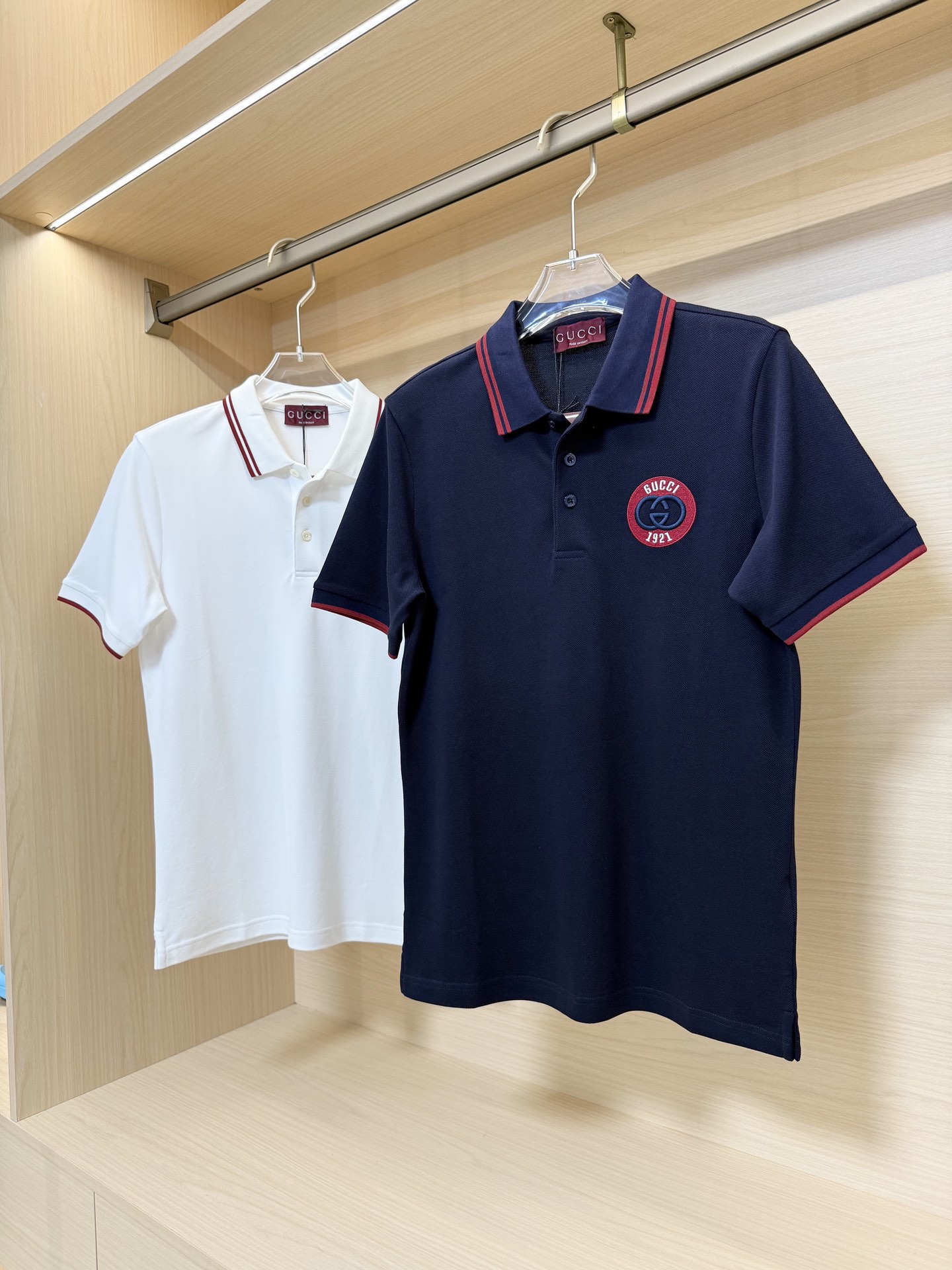 NO:136671,Guqi-2025 counter latest hot-selling Polo, hot-selling items in European and American counters!  Selected Italian imported fine cotton fabrics with simple and fashionable designs, exquisite brand embroidery on the chest reveals the charm You must not miss it. Size 48-56 (with Hong Kong Lane Crawford gift box packaging), alexander wang19860909古琦-2025专柜最新爆款Polo出货 欧美专柜热销单品！精选意大利进口精棉面料搭配简约时尚的设计,胸口精致的品牌刺绣彰显韵味 您绝对不容错过.尺码48-56（配香港连卡佛礼盒包装）,,alexander wang,Men's clothing