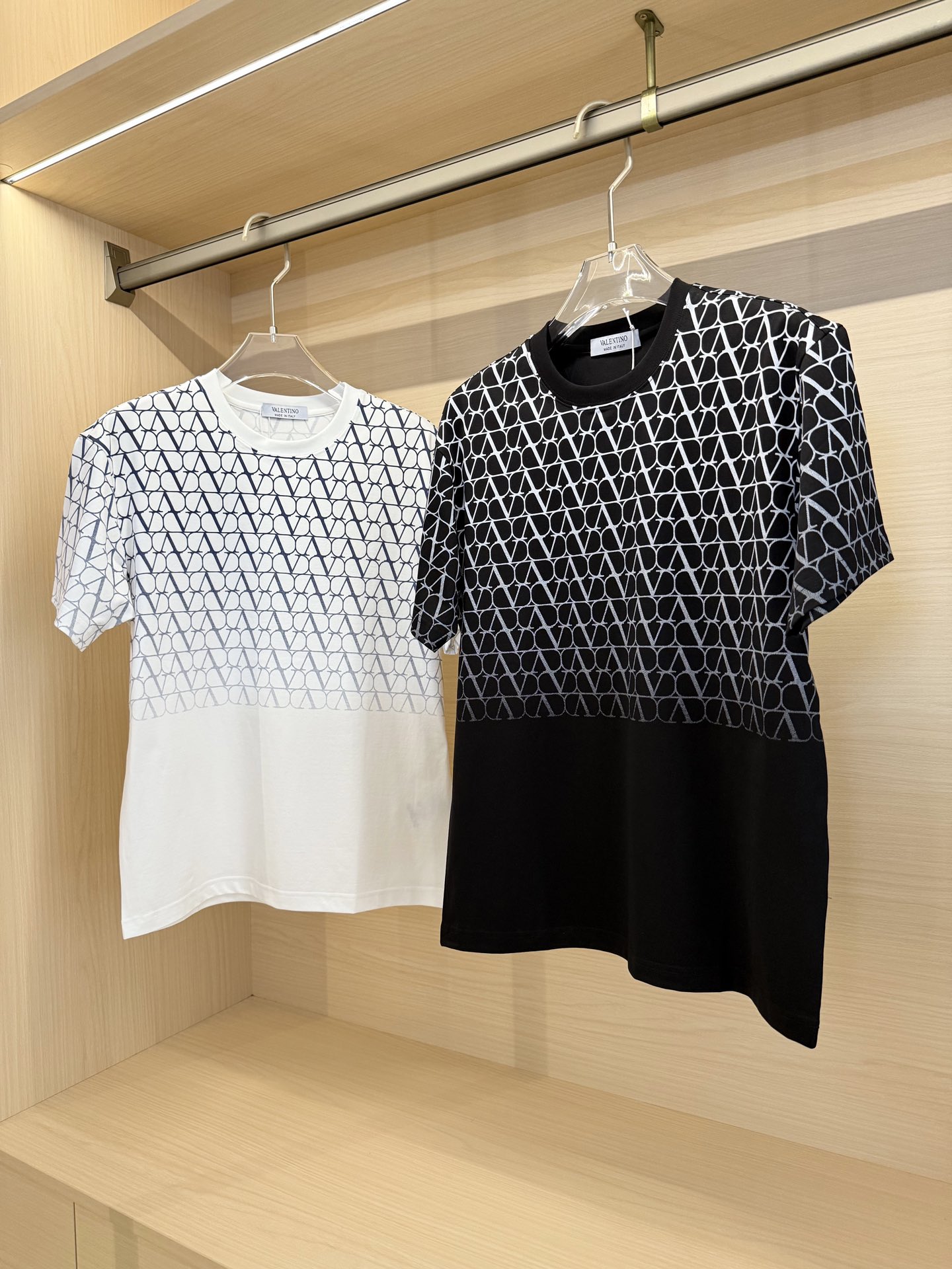 NO:136677,Valentino - The latest hot T-shirts in 2025 counters are shipped, and hot-selling items in European and American counters!  Selected high-density fine cotton fabrics imported from Italy with the latest design, the unique brand logo of gradient highlights fashion, the upper body effect can be seen. The number of codes is 48-56 (with Hong Kong Lane Crawford gift box packaging), valentino, tees, t-shirt, alexander wang19860909华伦天奴-2025专柜最新爆款t恤出货 欧美专柜热销单品！精选意大利进口高密精棉面料搭配最新的设计,渐变的独特品牌logo彰显时尚 上身效果看得见.码数48-56（配香港连卡佛礼盒包装）,,valentino,tees，t-shirt,alexander wang,Men's clothing