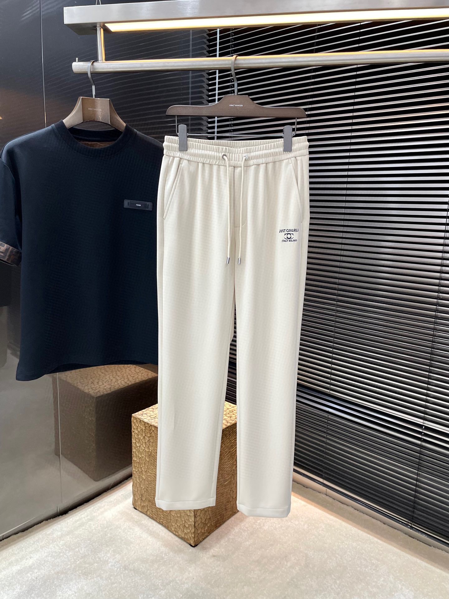 NO:136799,Cavalli- (Cavalli) new spring style, the latest casual pants. The original pants are casual and versatile, casual and lazy, customized original polyester fiber fabric, full of comfort. High-end and atmospheric, does the flavor of spring have? The first choice. Number 30-38 (37) purchasing level...,,alexander wang19860909Cavalli-（卡瓦利）春季新款,最新休闲裤.原版裤型上身休闲百搭、随性慵懒范,定制原版聚脂纤维面料,舒适感爆棚.高端大气,春天的味道有没有,首选 .码数30-38（37）代购级别……,,alexander wang,Men's clothing