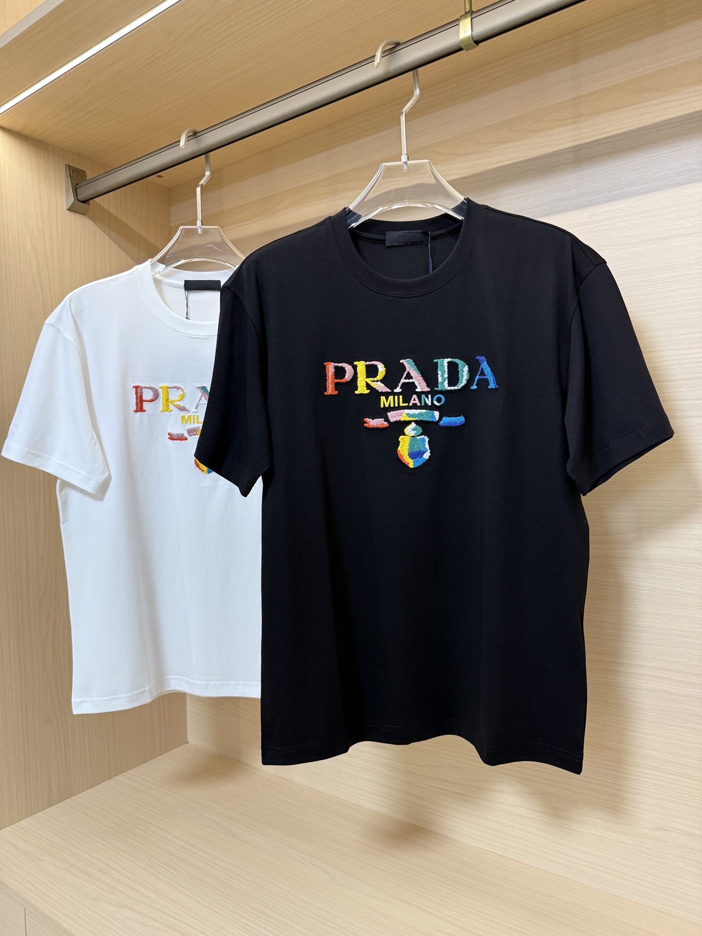 NO:136680,Prada-2025 counter latest hot T-shirt shipment, hot-selling items in European and American counters!  Selected Italian imported mercerized cotton fabrics with the latest designs, the unique brand logo on the chest highlights the fashion, and the upper body effect can be seen. Number: 48-56 (with Hong Kong Lane Crawford gift box packaging), prada,tees, t-shirt, alexander wang19860909普拉达-2025专柜最新爆款t恤出货 欧美专柜热销单品！精选意大利进口丝光棉面料搭配最新的设计,胸口的独特品牌logo彰显时尚 上身效果看得见.码数:48-56（配香港连卡佛礼盒包装）,,prada,tees，t-shirt,alexander wang,Men's clothing