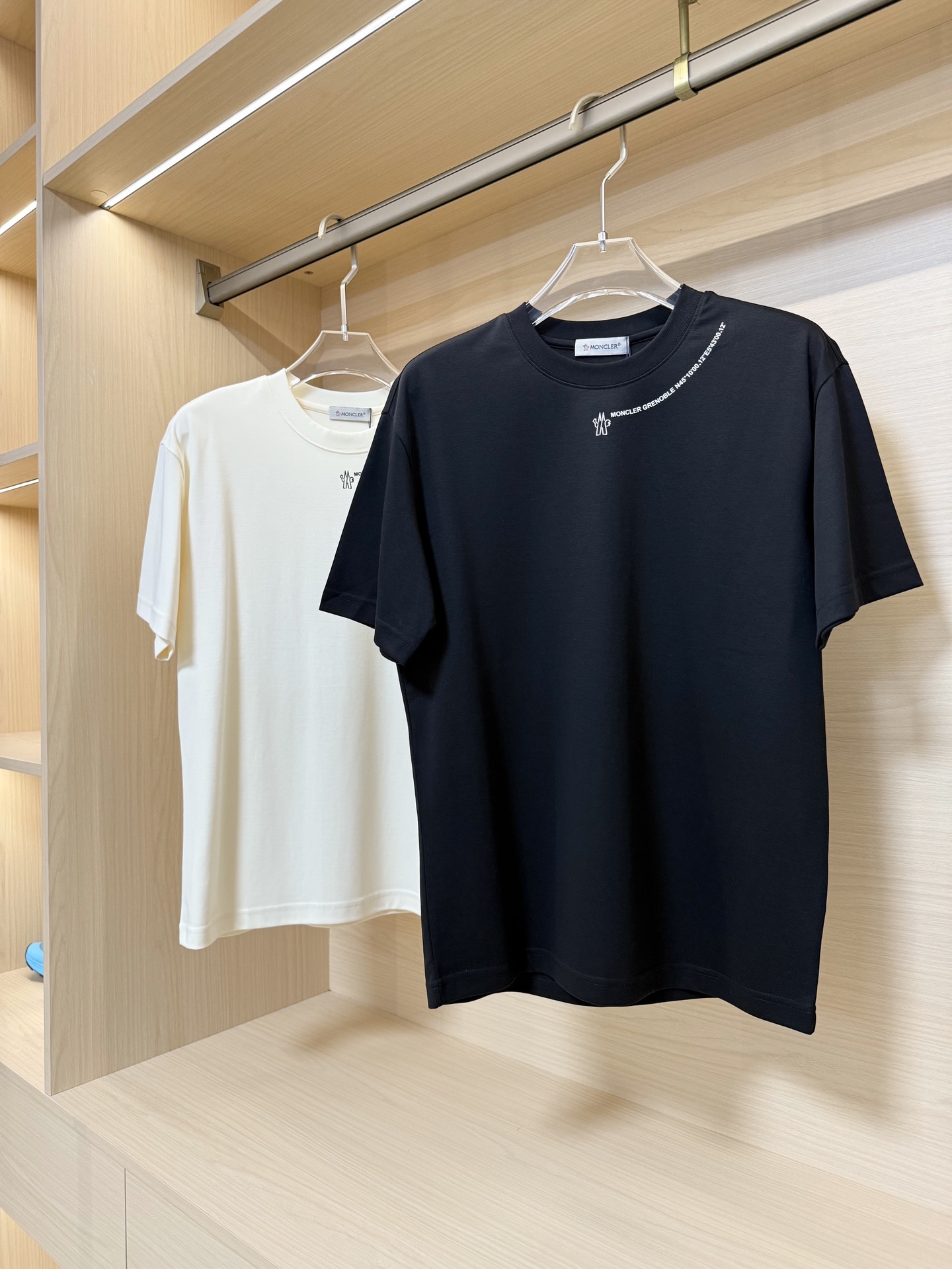 NO:136674,The latest hot T-shirts in the counter in 2025 are shipped, and the most popular items in European and American counters are sold!  Selected Italian imported mercerized cotton fabrics with the latest designs, the unique brand logo on the chest highlights the fashion, and the upper body effect can be seen. Number: 48-56 (with Hong Kong Lane Crawford gift box packaging), Moncler, tees, t-shirt, alexander wang19860909蒙口-2025专柜最新爆款t恤出货 欧美专柜热销单品！精选意大利进口丝光棉面料搭配最新的设计,胸口的独特品牌logo彰显时尚 上身效果看得见.码数:48-56（配香港连卡佛礼盒包装）,,Moncler,tees，t-shirt,alexander wang,Men's clothing