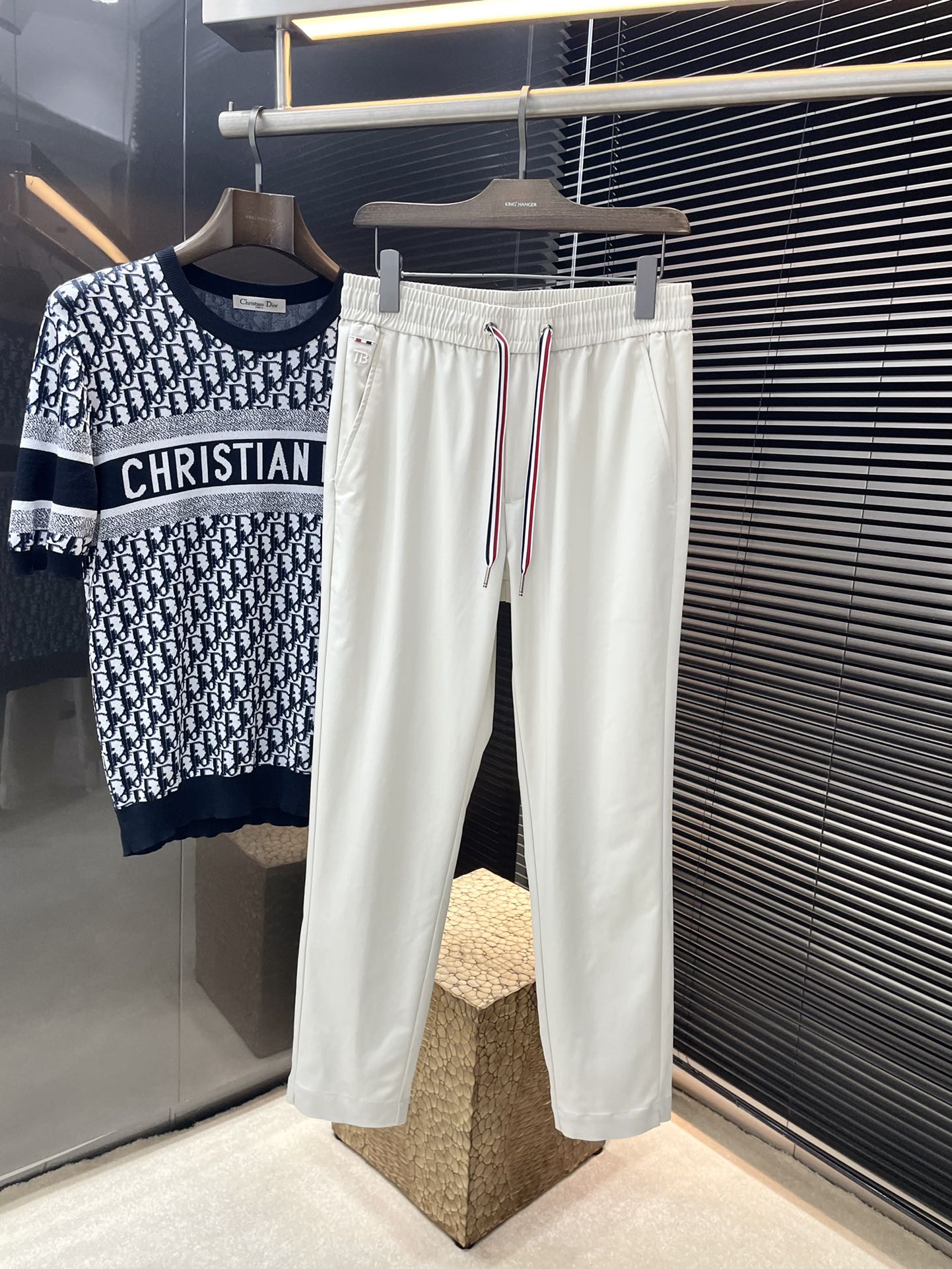 NO:136802,Thom Brwne- (Tom Brown) new spring style, the latest casual pants. The original pants are casual and versatile, casual and lazy, customized original nylon fabric, full of comfort. High-end and atmospheric, does the flavor of spring have? First choice. Number 29-38 (37) purchasing level...,,thom browne,alexander wang19860909Thom Brwne-（汤姆布朗）春季新款,最新休闲裤.原版裤型上身休闲百搭、随性慵懒范,定制原版锦纶面料,舒适感爆棚.高端大气,春天的味道有没有,首选 .码数29-38（37）代购级别……,,thom browne,alexander wang,Men's clothing