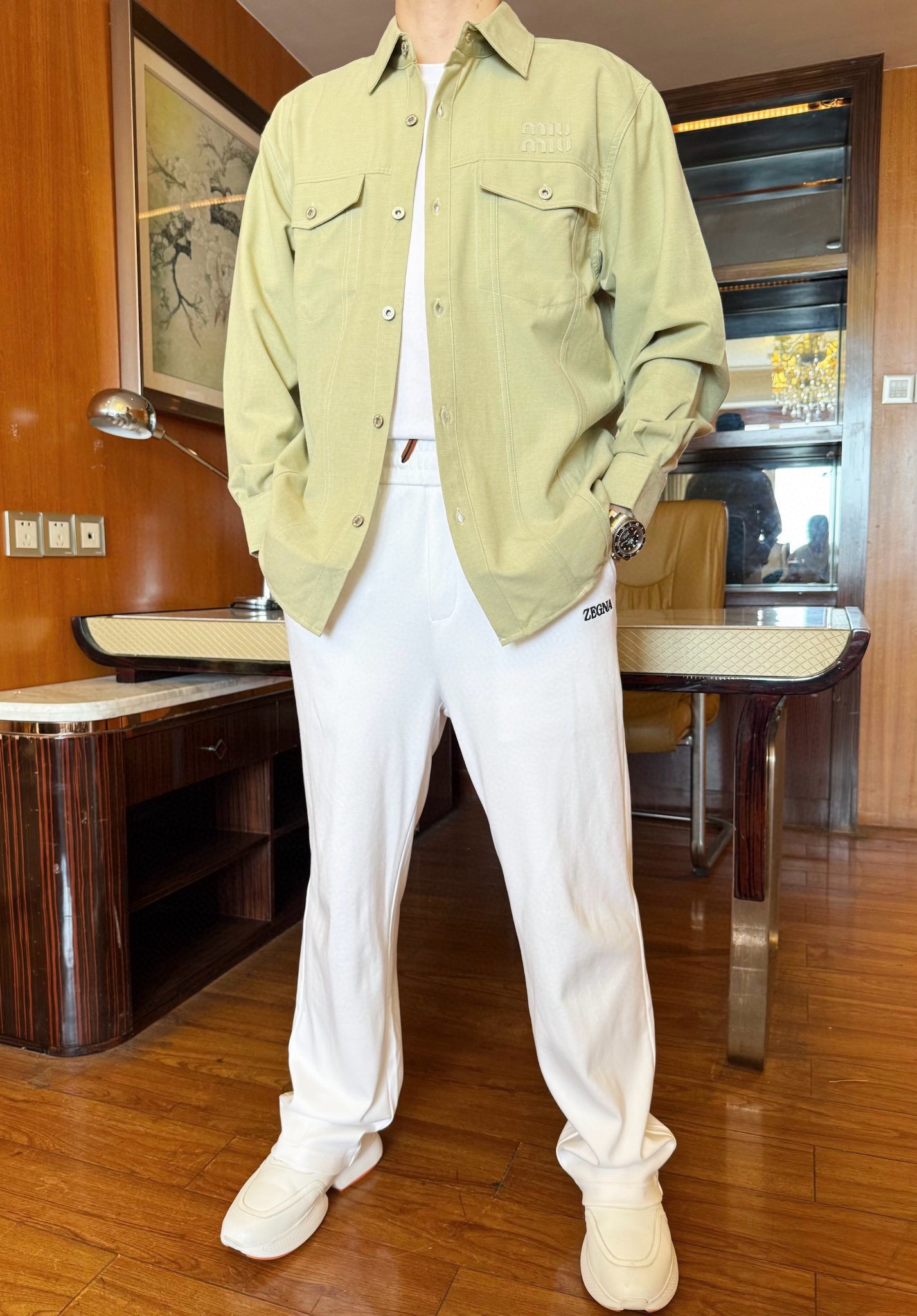 NO:136695,Miumiu-2025 counter latest hot shirts are shipped, hot-selling items in European and American counters!  Selected imported Italian fine cotton and wool ingredients with three-dimensional loose styles, customer-supplied hardware is quite charming, and the upper body effect is needless to say. The number of codes is 48-56 (model 173/130 wears 48, with Hong Kong Lane Crawford gift box packaging), miumiu, alexander wang19860909Miumiu-2025专柜最新爆款衬衣出货 欧美专柜热销单品！精选意大利进口精棉加羊毛成分搭配立体宽松版型,客供五金相当彰显韵味 上身效果不用多说.码数48-56（模特173/130穿48、配香港连卡佛礼盒包装）,,miumiu,alexander wang,Men's clothing