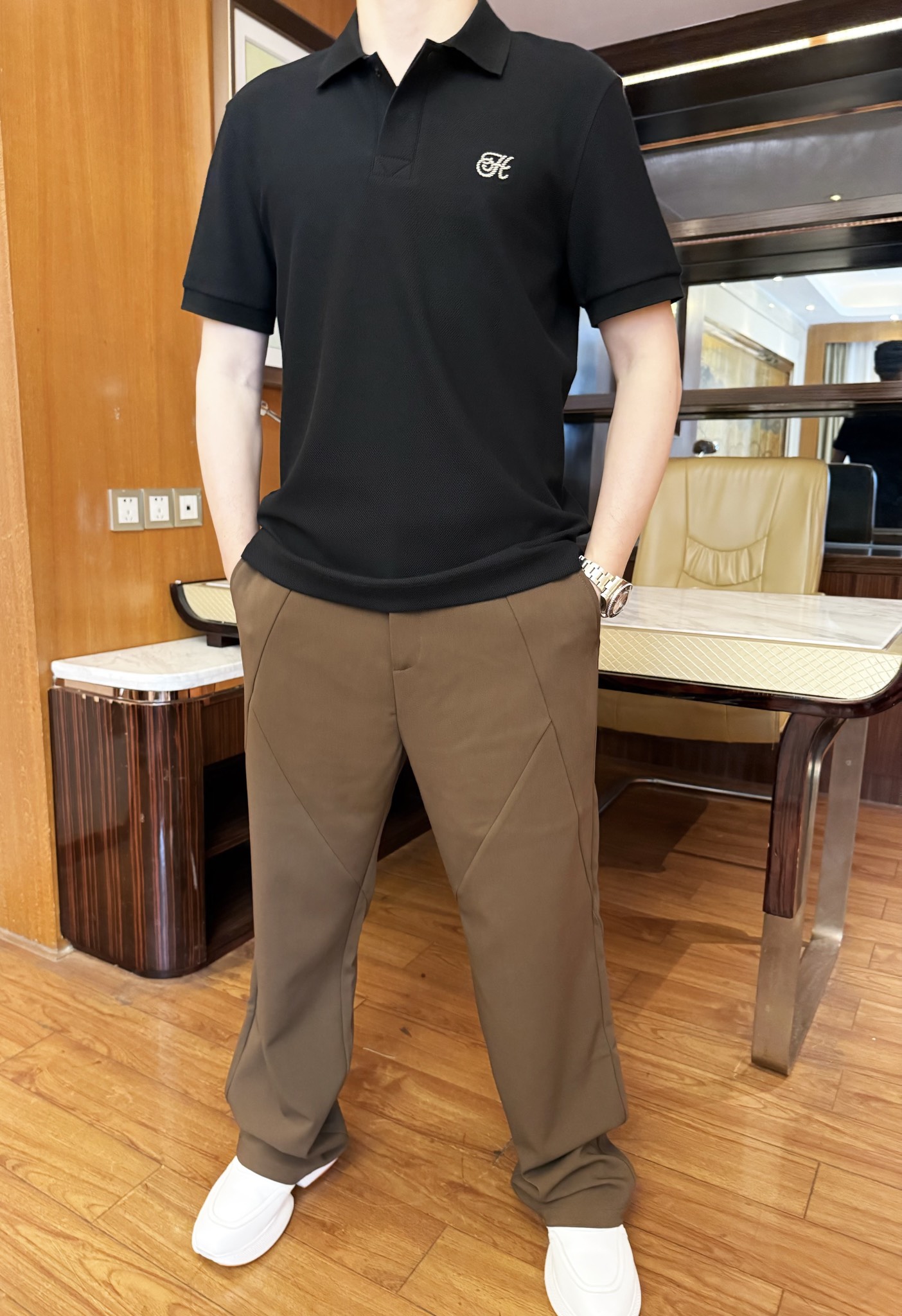 NO:136697,Hermes - the latest hot-selling Polo in 2025 counters, and hot-selling items in European and American counters!  Selected Italian imported bead flooring fabric with simple and elegant design, the brand logo on the chest is quite elegant, and there is no need to say much about the effect of the upper body. The number of codes is 48-56 (model 173/130 wears 48, with Hong Kong Lane Crawford gift box packaging), hermes, alexander wang19860909爱马仕-2025专柜最新爆款Polo出货 欧美专柜热销单品！精选意大利进口珠地棉面料搭配简约大方的设计,胸口的品牌标志相当彰显雅致 上身效果不用多说.码数48-56（模特173/130穿48、配香港连卡佛礼盒包装）,,hermes,alexander wang,Men's clothing