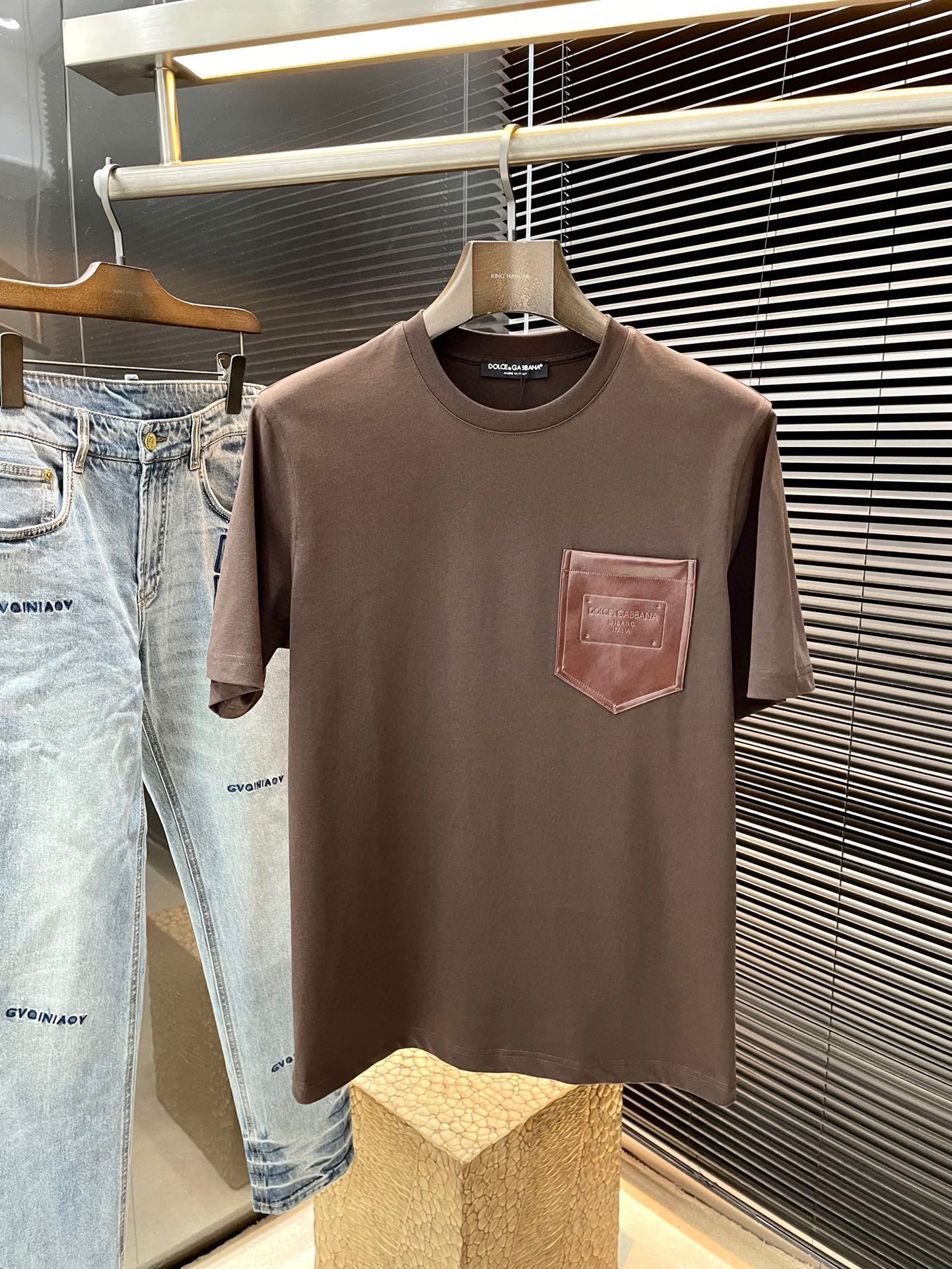 NO:136811,Dolce&Gabbana- (Dolce & Gabbana) series VIP high-end customization, new short-sleeved spring and summer style, versatile style, anyone can easily control the fabric, fully customized craftsmanship, high-quality cotton fabric, the fabric feels soft, the upper body is comfortable and soft. The simple style is very classy, ​​simple and unique, the style is very exquisite, the style is very exquisite, and it will highlight the exquisiteness of business men!  Size M-3XL, Dolce & Gabbana, Dolce & Gabbana, T-shirt, alexander wang19860909Dolce&Gabbana-（杜嘉班纳）系列 VIP高级定制 春夏季新款短袖 百搭款式 任何人都可以轻松驾驭 面料全订制工艺 高定一等品全棉面料 面料手感柔软,上身舒适柔软 简约的款式非常显档次,简约个性时尚,版型剪裁非常精致,显气场,又会凸显商务男士的精致！尺码M-3XL,,Dolce&Gabbana,Dolce&Gabbana,T-shirt,alexander wang,Men's clothing