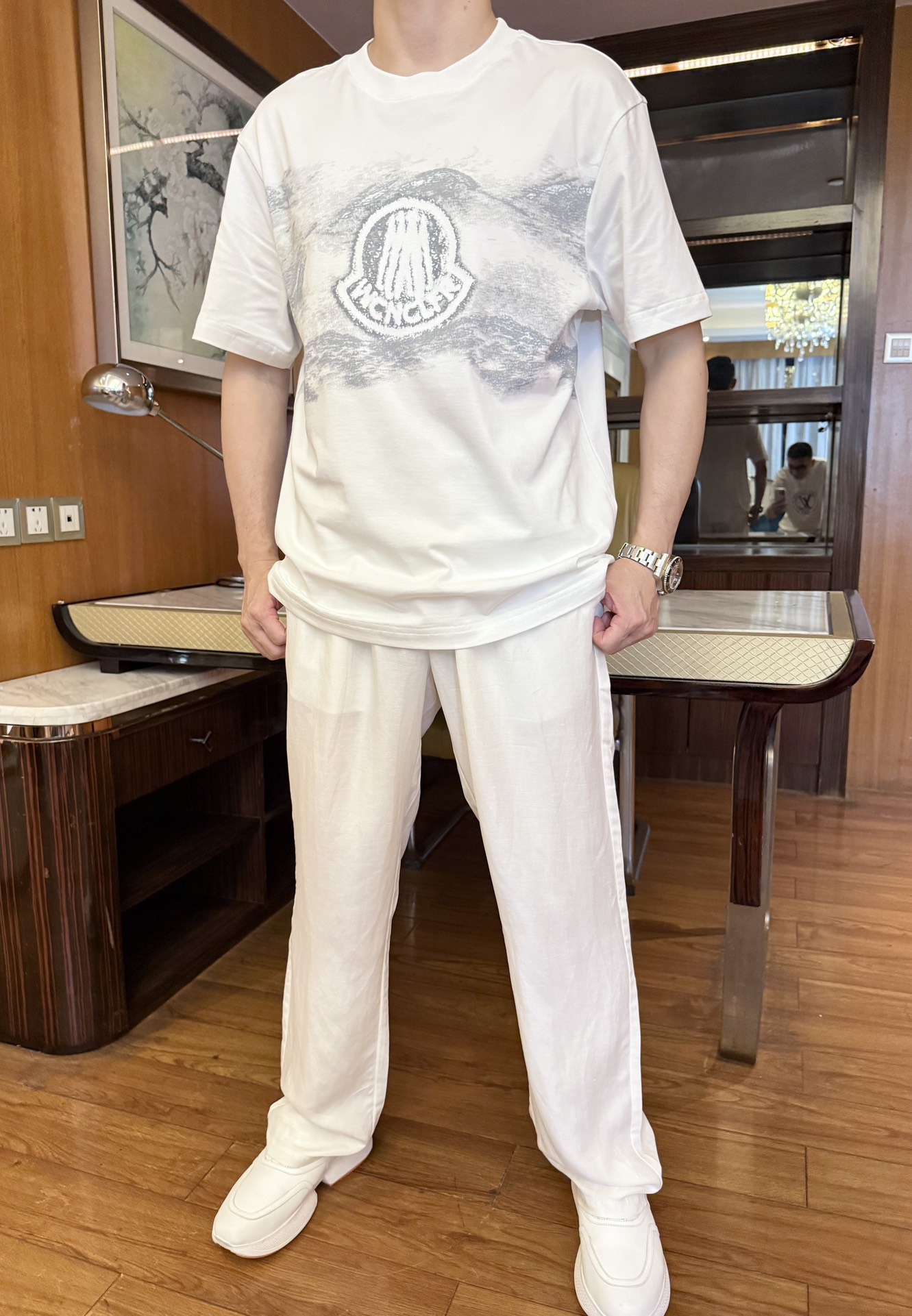 NO:136705,The latest hot T-shirts in the counter in 2025 are shipped, and the most popular items in European and American counters are sold!  Selected Italian imported fine cotton fabrics with fashionable designs, exquisite brand logo on the chest to show the charm You are definitely worthy of having. Number 48-56 (model 173/130 wears 48, with Hong Kong Lane Crawford gift box packaging), Moncler,tees, t-shirt,alexander wang19860909蒙口-2025专柜最新爆款T恤出货 欧美专柜热销单品！精选意大利进口精棉面料搭配时尚的设计,胸前精致的品牌标志彰显韵味 您绝对值得拥有.码数48-56（模特173/130穿48,配香港连卡佛礼盒包装）,,Moncler,tees，t-shirt,alexander wang,Men's clothing