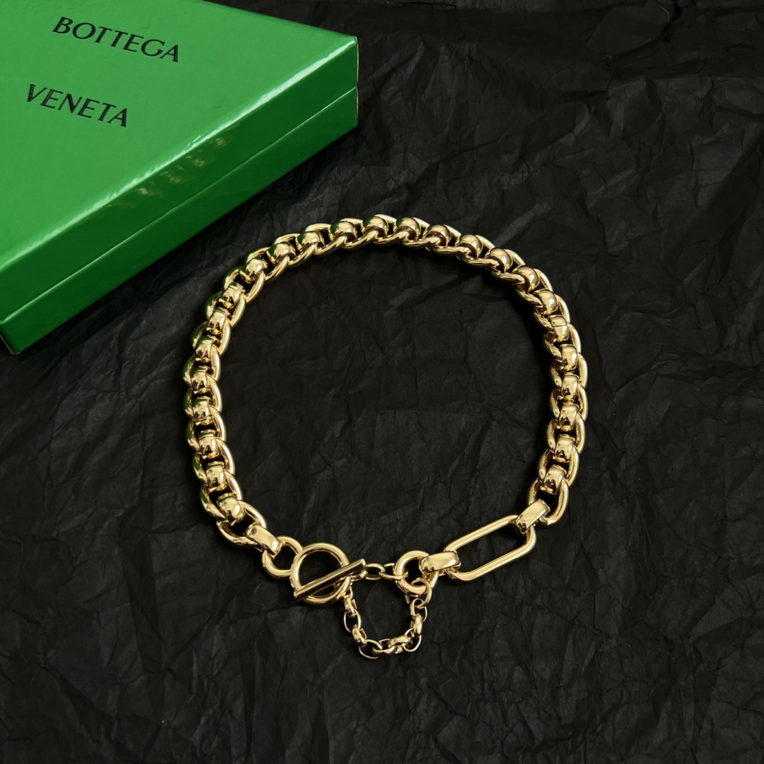 PBottega Veneta 🆕BV项链  金属感十足  特别特别赞，整体细节非常令人惊喜，设计感十足