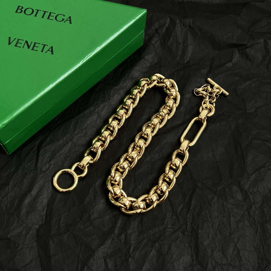 PBottega Veneta 🆕BV项链  金属感十足  特别特别赞，整体细节非常令人惊喜，设计感十足