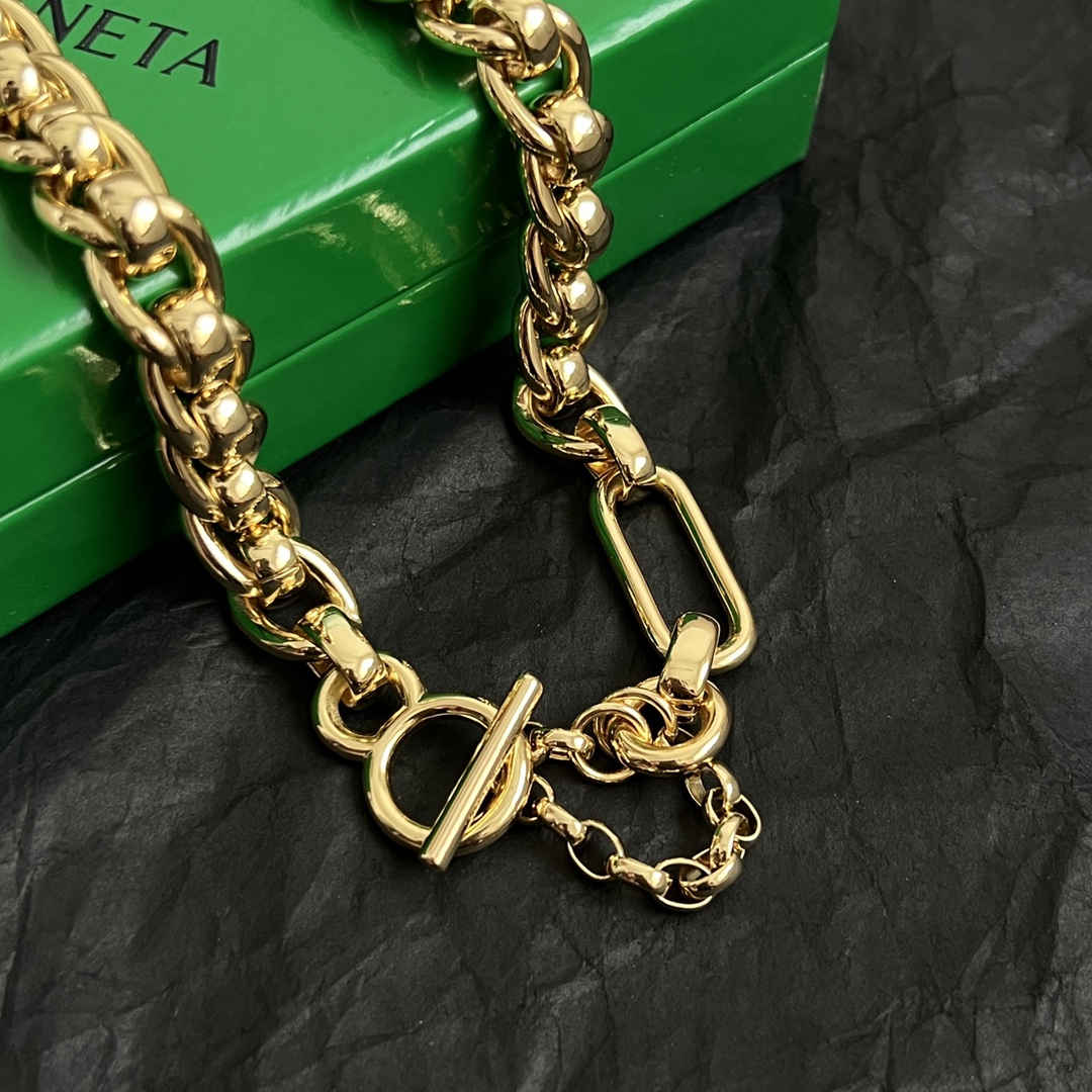 PBottega Veneta 🆕BV项链  金属感十足  特别特别赞，整体细节非常令人惊喜，设计感十足