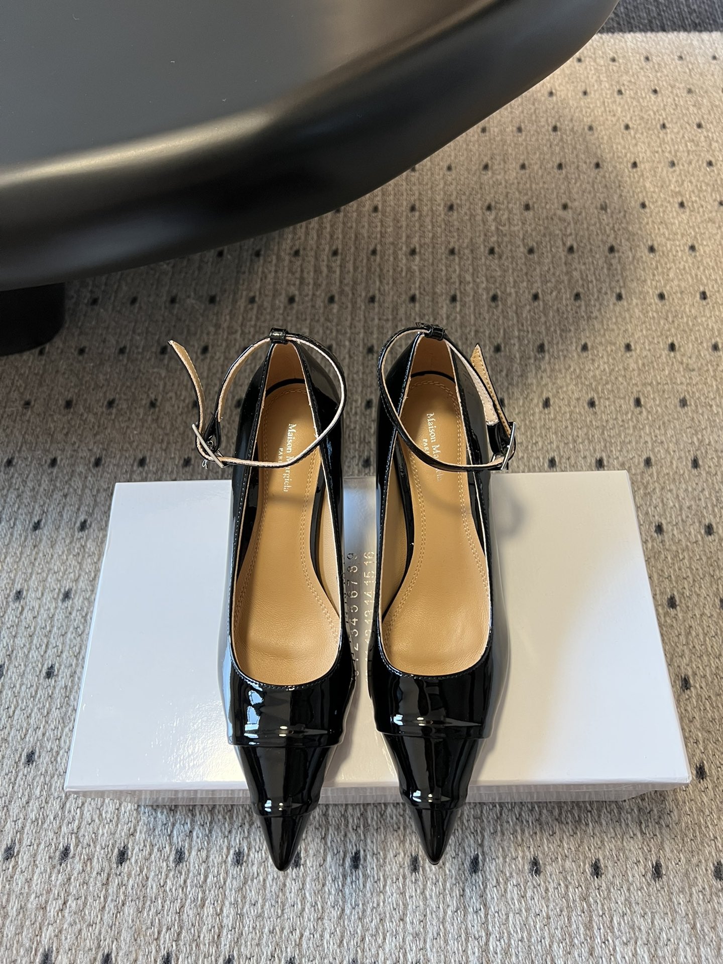 NO:262279,Maison Margiel* 25s spring and summer new style, pointed toe short heel shoes. The small pointed toe design modifies the foot shape. The heel shape narrows, allowing the inner contraction to avoid the problem of not heeling on the feet. The overall shoe shape is long and narrow, and there is no excessive decoration on the whole, so it looks very capable!  Very suitable for daily work outfits!  Material cowhide, inner sheep, outsole, imported genuine leather, shoe size 35-39/40, customized, non-return, high heels, cowhide, Leather soles19860909Maison Margiel* 25s春夏新款 尖头矮跟单鞋 小尖头的设计修饰脚型,后跟鞋型收窄,让内收缩,避免上脚不跟脚的问题,整体鞋型长而窄,整体也没有过多的装饰,就显得很干练！很适合日常上班穿搭！ 材质牛皮 内里羊里 大底意大利进口真皮大底 鞋码35-39/40定制不退换,高跟鞋单鞋,high heels,cowhide,Leather soles,Women's Shoes