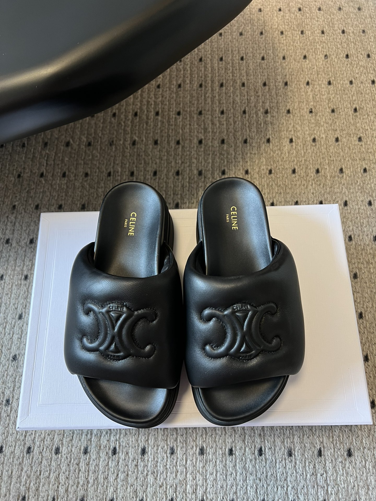 NO:245666,Top quality Celin* Silin Spring and Summer New Thick-soled Bread Sandals is another popular masterpiece after last year's webbing sandals. The boon for short people. It increases height by 6CM in seconds. Fashionable and versatile style. Easy to match. Love. Upper sheepskin, outsole rubber outsole. Size 35-40 (40 customized, no return or exchange, slippers, celine, sandals, slippers, sheepskin19860909顶级品质Celin* 思琳春夏新款厚底面包凉拖鞋 是继去年织带凉鞋鞋之后的又一款爆款杰作 矮个子的福音 穿上秒增高6CM 时尚百搭款 轻松搭配 爱了爱了 鞋面羊皮 大底橡胶大底 码数35-40（40定制不退换,拖鞋,celine,sandals,slippers,sheepskin,Women's Shoes