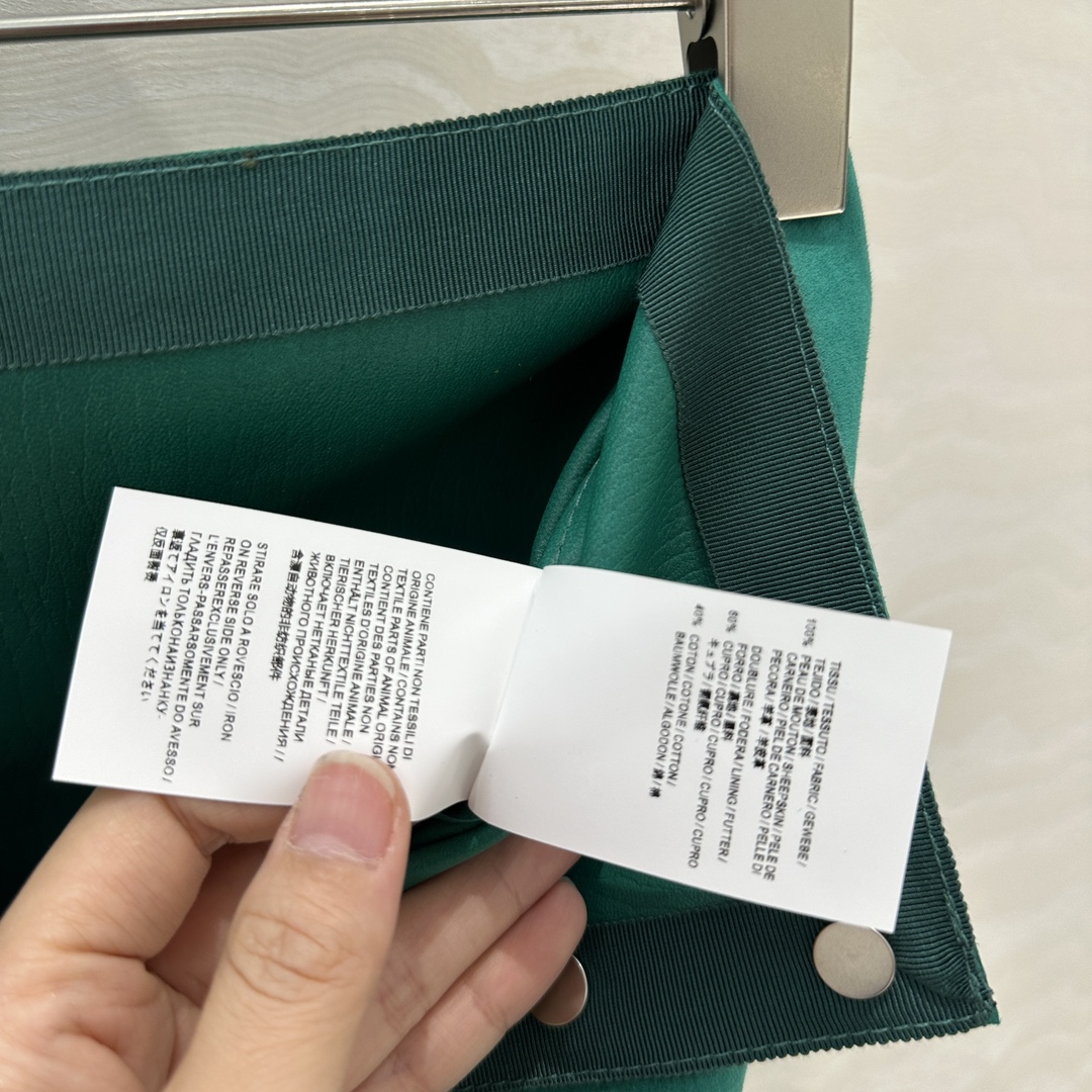 独家首发💕高端原单品质，PR高智感时髦穿搭小羊皮半裙！夏日里的一抹绿💚。独家定制麂皮绒面山羊皮里双面工艺