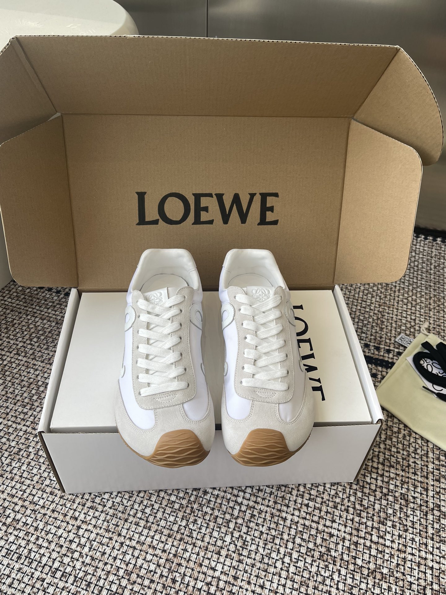 NO:511896,LOEWE 25ss latest catwalk model Ballet Runner 2.0 couples ballet casual sports shoes German training shoes Nylon and cowhide leather sports shoes Asymmetric toe design, sock-like internal structure Light rubber outsole extends to toe shoe fabric Original custom imported toe layer cowhide inner imported soft sheepskin + net sole Original open mold anti-slip rubber material Sole Thickness Increase height 2.5CM Size 35-45 (for women 40, for men 45), casual shoes/sports shoes, loewe, loewe, sneakers, cowhide, sheepskin19860909LOEWE 罗意威 25ss最新走秀款 Ballet Runner 2.0情侣款 芭蕾 休闲 运动鞋 德训鞋 尼龙和牛皮革运动鞋 不对称鞋头设计、袜状内部结构 轻盈橡胶外底延伸至鞋头 面料 原版定制进口头层牛皮 内里 进口柔软羊皮+网里 鞋底 原版开模防滑橡胶材质 底厚 增高2.5CM 码数 35-45（女40 男45定做）,休闲鞋/运动鞋,loewe,loewe,sneakers,cowhide,sheepskin,Women's Shoes