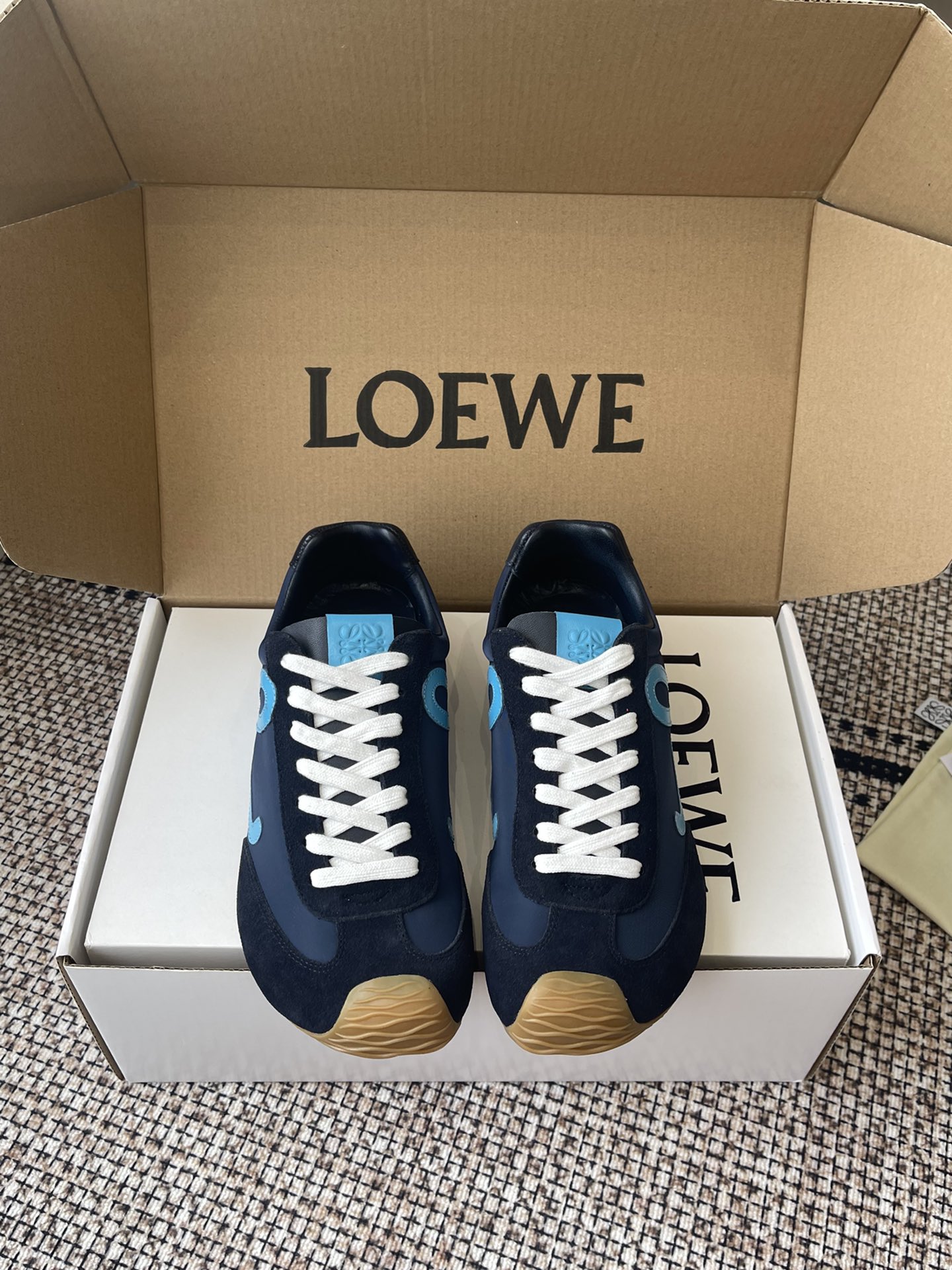 NO:511884,LOEWE 25ss latest catwalk model Ballet Runner 2.0 couples ballet casual sports shoes German training shoes Nylon and cowhide leather sports shoes Asymmetric toe design, sock-like internal structure Light rubber outsole extends to toe shoe fabric Original custom imported toe layer cowhide inner imported soft sheepskin + net sole Original open mold anti-slip rubber material Sole Thickness Increase height 2.5CM Size 35-45 (for women 40, for men 45), casual shoes/sports shoes, loewe, loewe, sneakers, cowhide, sheepskin19860909LOEWE 罗意威 25ss最新走秀款 Ballet Runner 2.0情侣款 芭蕾 休闲 运动鞋 德训鞋 尼龙和牛皮革运动鞋 不对称鞋头设计、袜状内部结构 轻盈橡胶外底延伸至鞋头 面料 原版定制进口头层牛皮 内里 进口柔软羊皮+网里 鞋底 原版开模防滑橡胶材质 底厚 增高2.5CM 码数 35-45（女40 男45定做）,休闲鞋/运动鞋,loewe,loewe,sneakers,cowhide,sheepskin,Women's Shoes