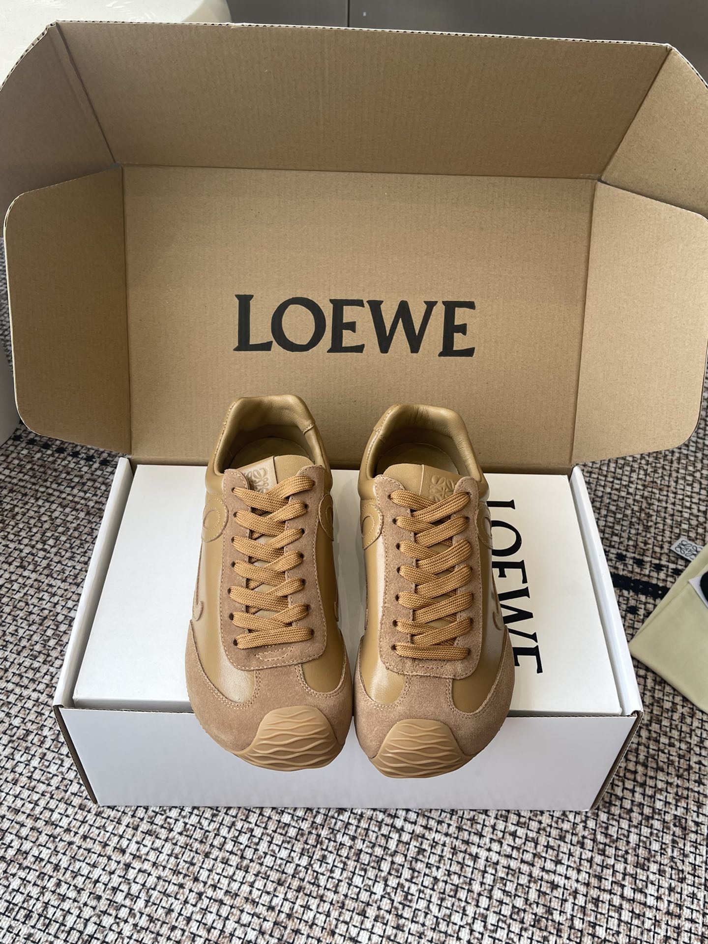 NO:511887,Leather LOEWE 25ss latest catwalk Ballet Runner 2.0 couples ballet casual sports shoes German training shoes nylon and cowhide leather sneakers Asymmetric toe design, sock-like internal structure Light rubber outsole extends to toe shoe fabric Original custom imported toe layer cowhide inner imported soft sheepskin + net sole Original open mold anti-slip rubber material Sole Thickness Increase height 2.5CM Size 35-45 (for women 40, for men 45), casual shoes/sports shoes, loewe, loewe, sneakers, cowhide, sheepskin19860909皮面 LOEWE 罗意威 25ss最新走秀款 Ballet Runner 2.0情侣款 芭蕾 休闲 运动鞋 德训鞋 尼龙和牛皮革运动鞋 不对称鞋头设计、袜状内部结构 轻盈橡胶外底延伸至鞋头 面料 原版定制进口头层牛皮 内里 进口柔软羊皮+网里 鞋底 原版开模防滑橡胶材质 底厚 增高2.5CM 码数 35-45（女40 男45定做）,休闲鞋/运动鞋,loewe,loewe,sneakers,cowhide,sheepskin,Women's Shoes