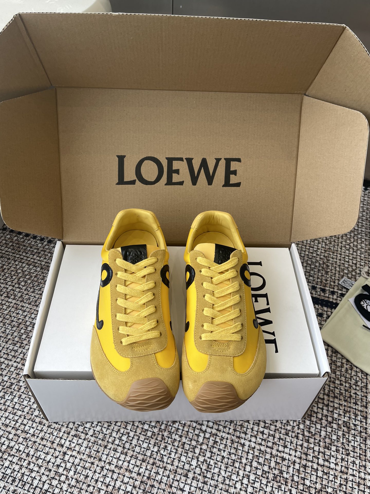 NO:511890,LOEWE 25ss latest catwalk model Ballet Runner 2.0 couples ballet casual sports shoes German training shoes Nylon and cowhide leather sports shoes Asymmetric toe design, sock-like internal structure Light rubber outsole extends to toe shoe fabric Original custom imported toe layer cowhide inner imported soft sheepskin + net sole Original open mold anti-slip rubber material Sole Thickness Increase height 2.5CM Size 35-45 (for women 40, for men 45), casual shoes/sports shoes, loewe, loewe, sneakers, cowhide, sheepskin19860909LOEWE 罗意威 25ss最新走秀款 Ballet Runner 2.0情侣款 芭蕾 休闲 运动鞋 德训鞋 尼龙和牛皮革运动鞋 不对称鞋头设计、袜状内部结构 轻盈橡胶外底延伸至鞋头 面料 原版定制进口头层牛皮 内里 进口柔软羊皮+网里 鞋底 原版开模防滑橡胶材质 底厚 增高2.5CM 码数 35-45（女40 男45定做）,休闲鞋/运动鞋,loewe,loewe,sneakers,cowhide,sheepskin,Women's Shoes