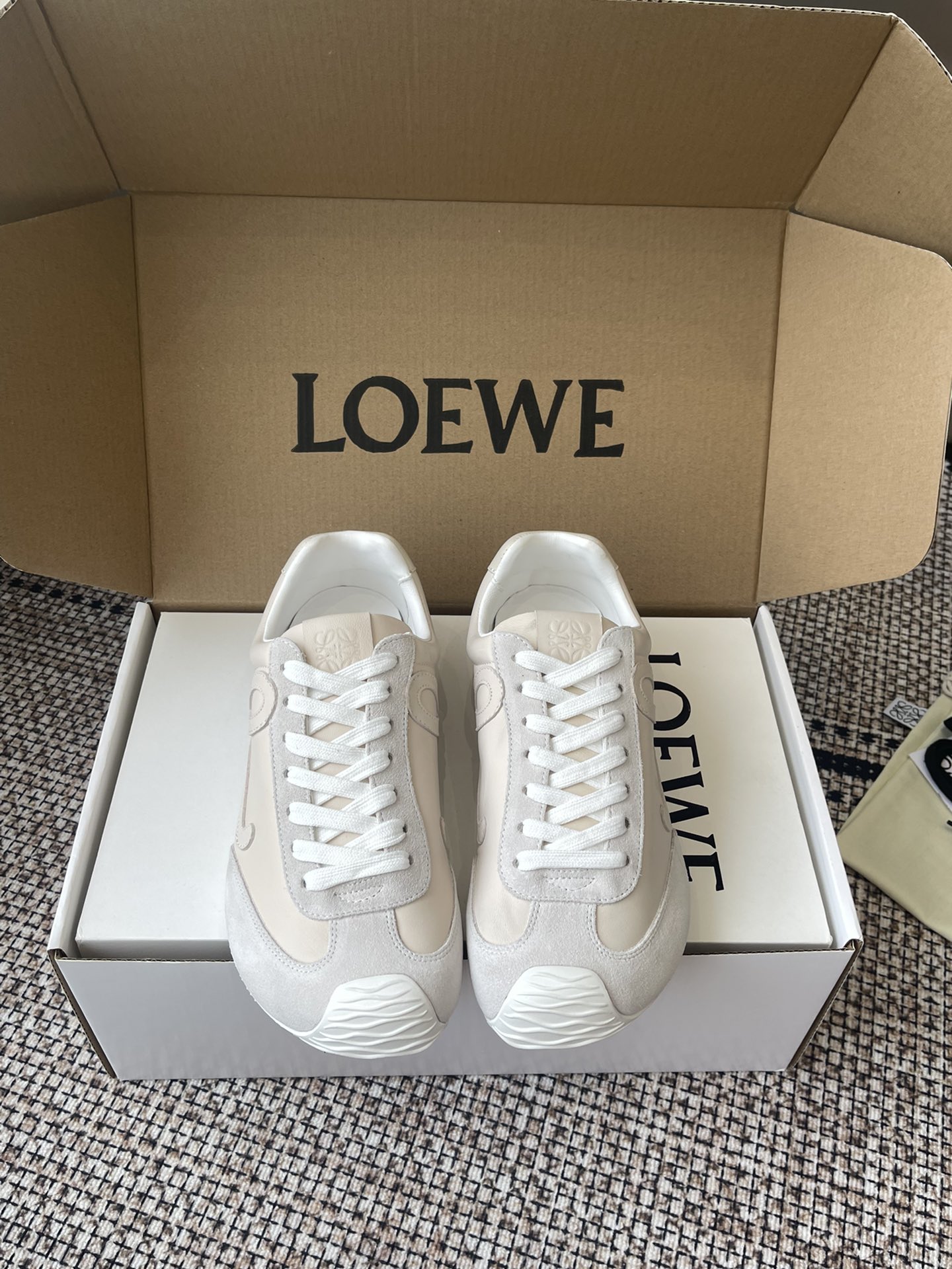 NO:511893,Leather LOEWE 25ss latest catwalk Ballet Runner 2.0 couples ballet casual sports shoes German training shoes nylon and cowhide leather sneakers Asymmetric toe design, sock-like internal structure Light rubber outsole extends to toe fabric Original custom imported toe layer cowhide inner imported soft sheepskin + net sole Original open mold anti-slip rubber material Sole Thickness Increase height 2.5CM Size 35-45 (for women 40, for men 45), casual shoes/sports shoes, loewe, loewe, sneakers, cowhide, sheepskin19860909皮面 LOEWE 罗意威 25ss最新走秀款 Ballet Runner 2.0情侣款 芭蕾 休闲 运动鞋 德训鞋 尼龙和牛皮革运动鞋 不对称鞋头设计、袜状内部结构 轻盈橡胶外底延伸至鞋头 面料 原版定制进口头层牛皮 内里 进口柔软羊皮+网里 鞋底 原版开模防滑橡胶材质 底厚 增高2.5CM 码数 35-45（女40 男45定做）,休闲鞋/运动鞋,loewe,loewe,sneakers,cowhide,sheepskin,Women's Shoes