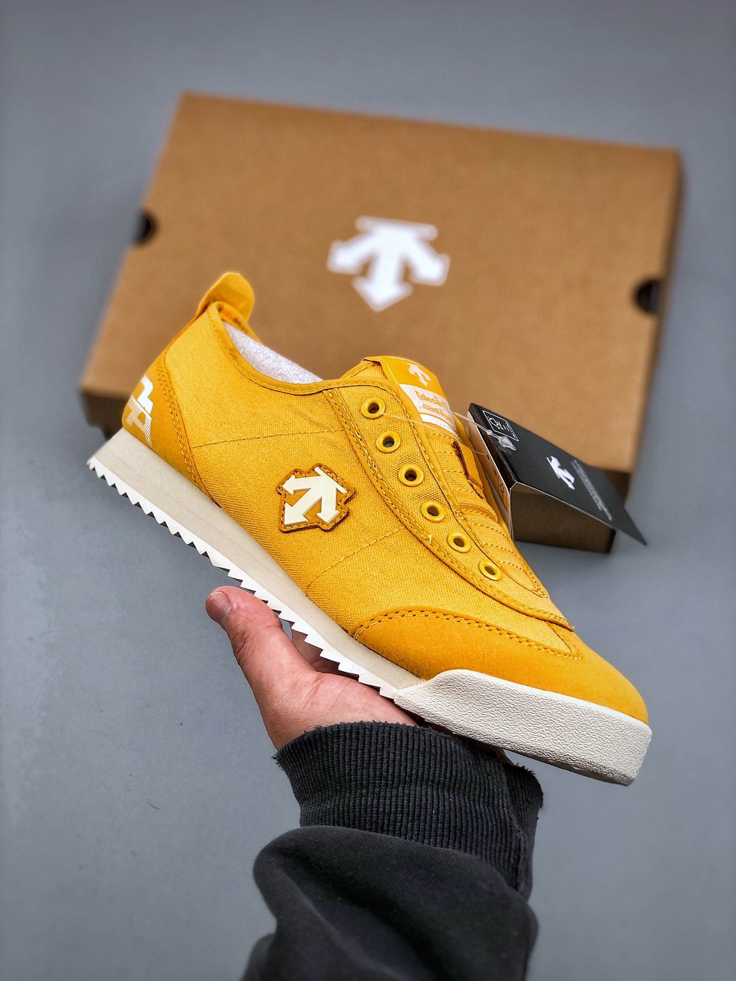 终端特价🉐️爆款福利🔥
跑量放店批💰110 核心主推
原价市场160 180版本 纯原公司 DESCENTE CHRON 迪桑特 帆布一脚蹬 复古透气休闲鞋
轻松方便的一脚蹬设计 搭配轻质弹性鞋底 脚感舒适 简洁的帆布鞋面设计适用于多场景穿搭 
适合技术路线单日徒步穿着，
舒适而有支撑性，使您充满信心
尺码：36-45（半）