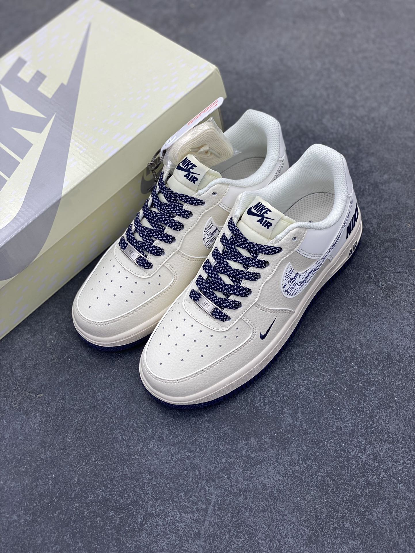 图片[8]-NIke Air Force 1 \’07 Low “NIKE联名——深蓝多小勾”空军一号 低帮 运动鞋 休闲鞋 折边针车 工艺难度大 原楦头原纸板 原装鞋盒 定制五金配件 内置全掌气垫 原厂鞋底 货号：HH7518-047 尺码：36 36.5 37.5 38 38.5 39 40 40.5 41 42 42.5 43 44 44.5 45-选品中心