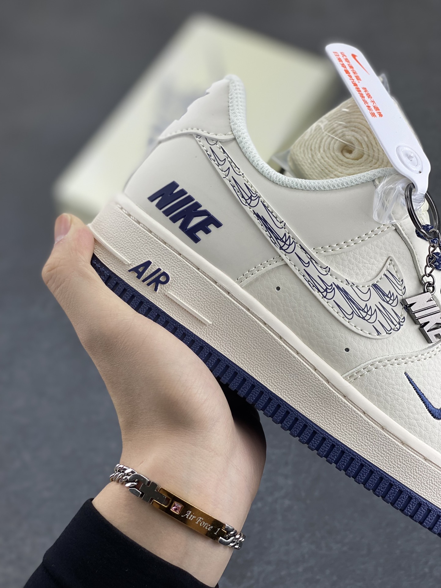 图片[6]-NIke Air Force 1 \’07 Low “NIKE联名——深蓝多小勾”空军一号 低帮 运动鞋 休闲鞋 折边针车 工艺难度大 原楦头原纸板 原装鞋盒 定制五金配件 内置全掌气垫 原厂鞋底 货号：HH7518-047 尺码：36 36.5 37.5 38 38.5 39 40 40.5 41 42 42.5 43 44 44.5 45-选品中心