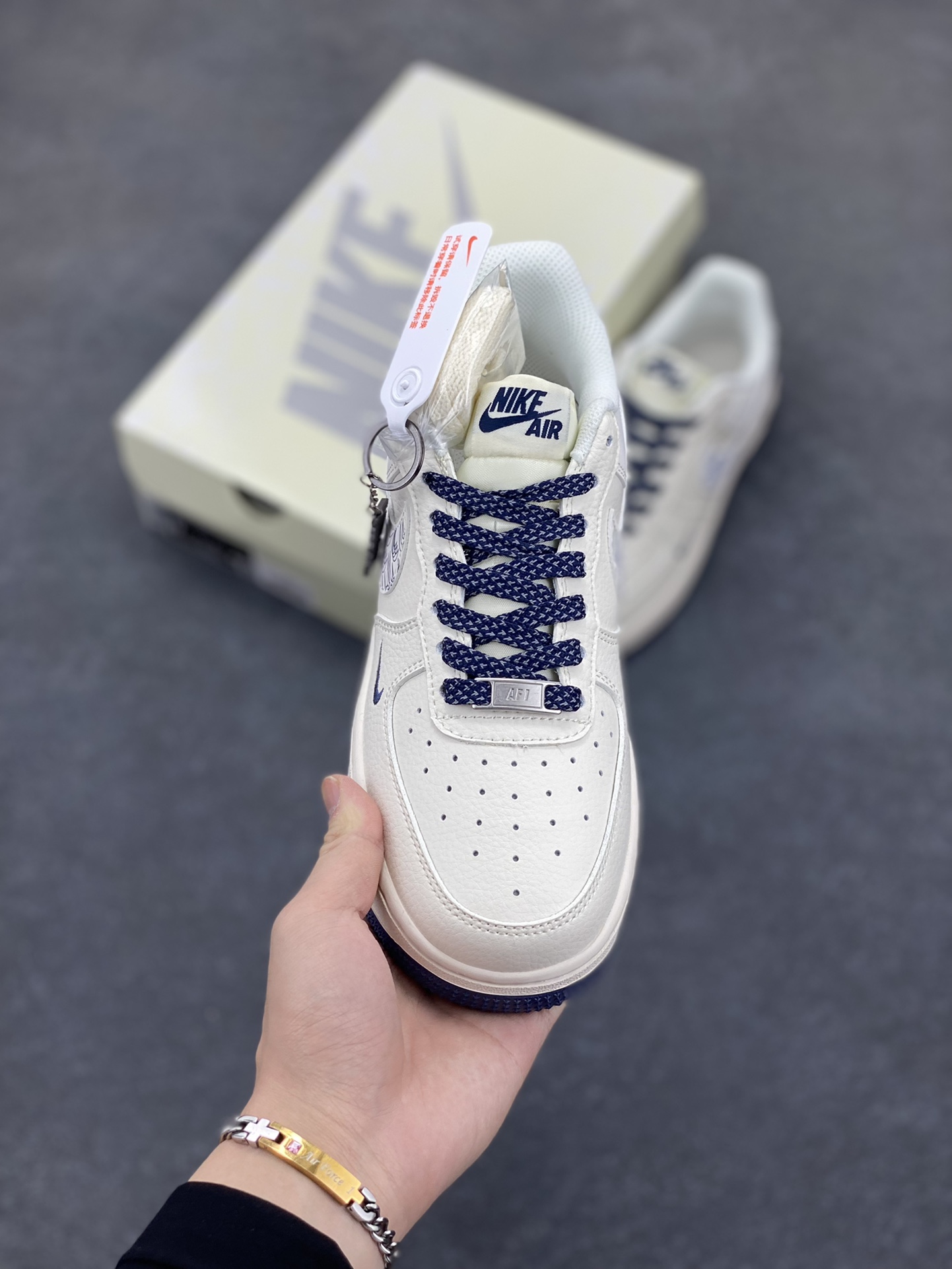 图片[2]-NIke Air Force 1 \’07 Low “NIKE联名——深蓝多小勾”空军一号 低帮 运动鞋 休闲鞋 折边针车 工艺难度大 原楦头原纸板 原装鞋盒 定制五金配件 内置全掌气垫 原厂鞋底 货号：HH7518-047 尺码：36 36.5 37.5 38 38.5 39 40 40.5 41 42 42.5 43 44 44.5 45-选品中心