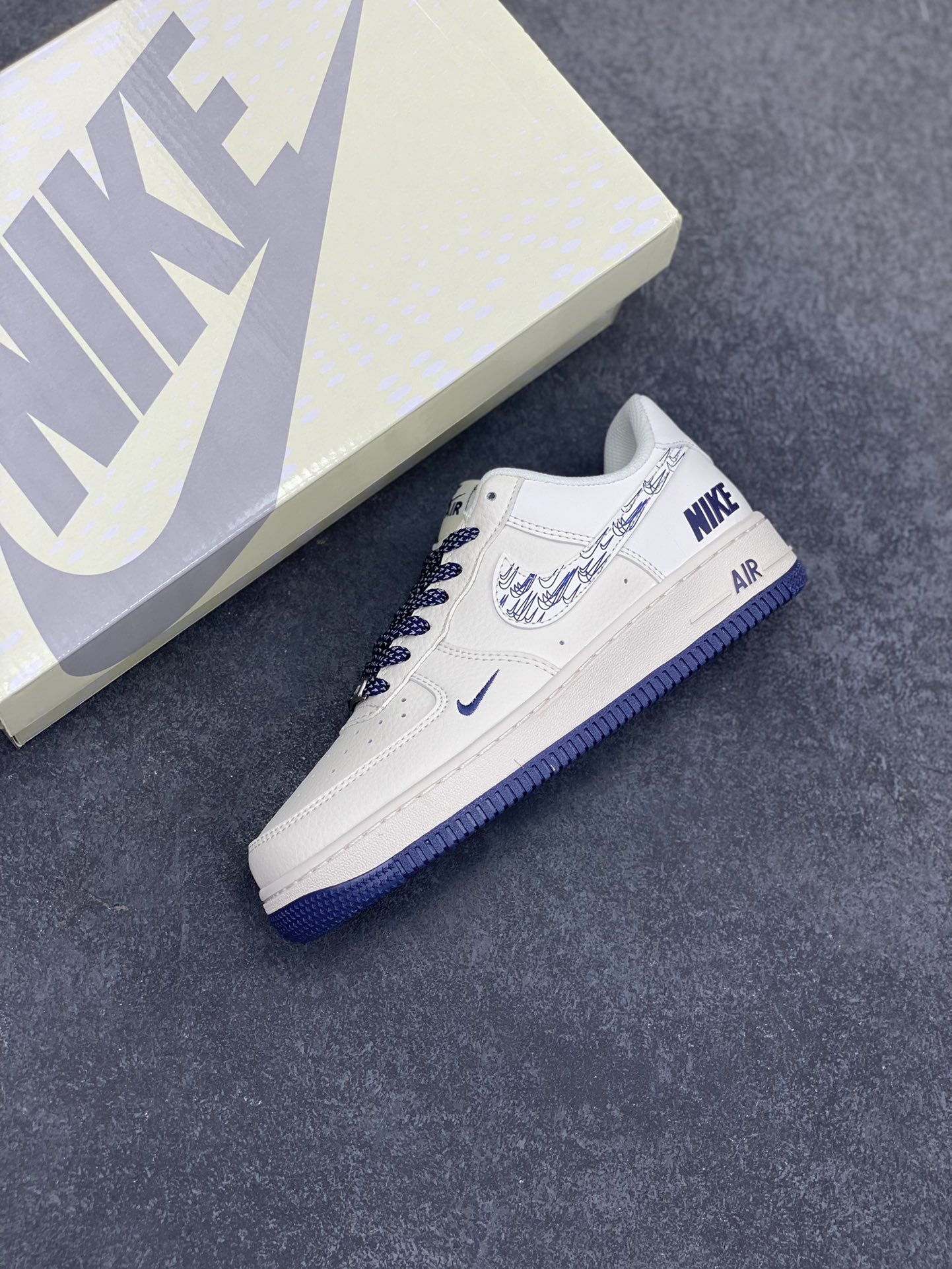 图片[7]-NIke Air Force 1 \’07 Low “NIKE联名——深蓝多小勾”空军一号 低帮 运动鞋 休闲鞋 折边针车 工艺难度大 原楦头原纸板 原装鞋盒 定制五金配件 内置全掌气垫 原厂鞋底 货号：HH7518-047 尺码：36 36.5 37.5 38 38.5 39 40 40.5 41 42 42.5 43 44 44.5 45-选品中心