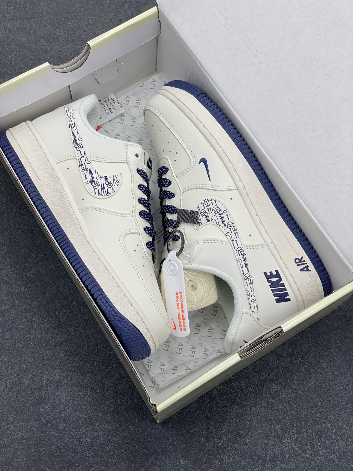 图片[9]-NIke Air Force 1 \’07 Low “NIKE联名——深蓝多小勾”空军一号 低帮 运动鞋 休闲鞋 折边针车 工艺难度大 原楦头原纸板 原装鞋盒 定制五金配件 内置全掌气垫 原厂鞋底 货号：HH7518-047 尺码：36 36.5 37.5 38 38.5 39 40 40.5 41 42 42.5 43 44 44.5 45-选品中心