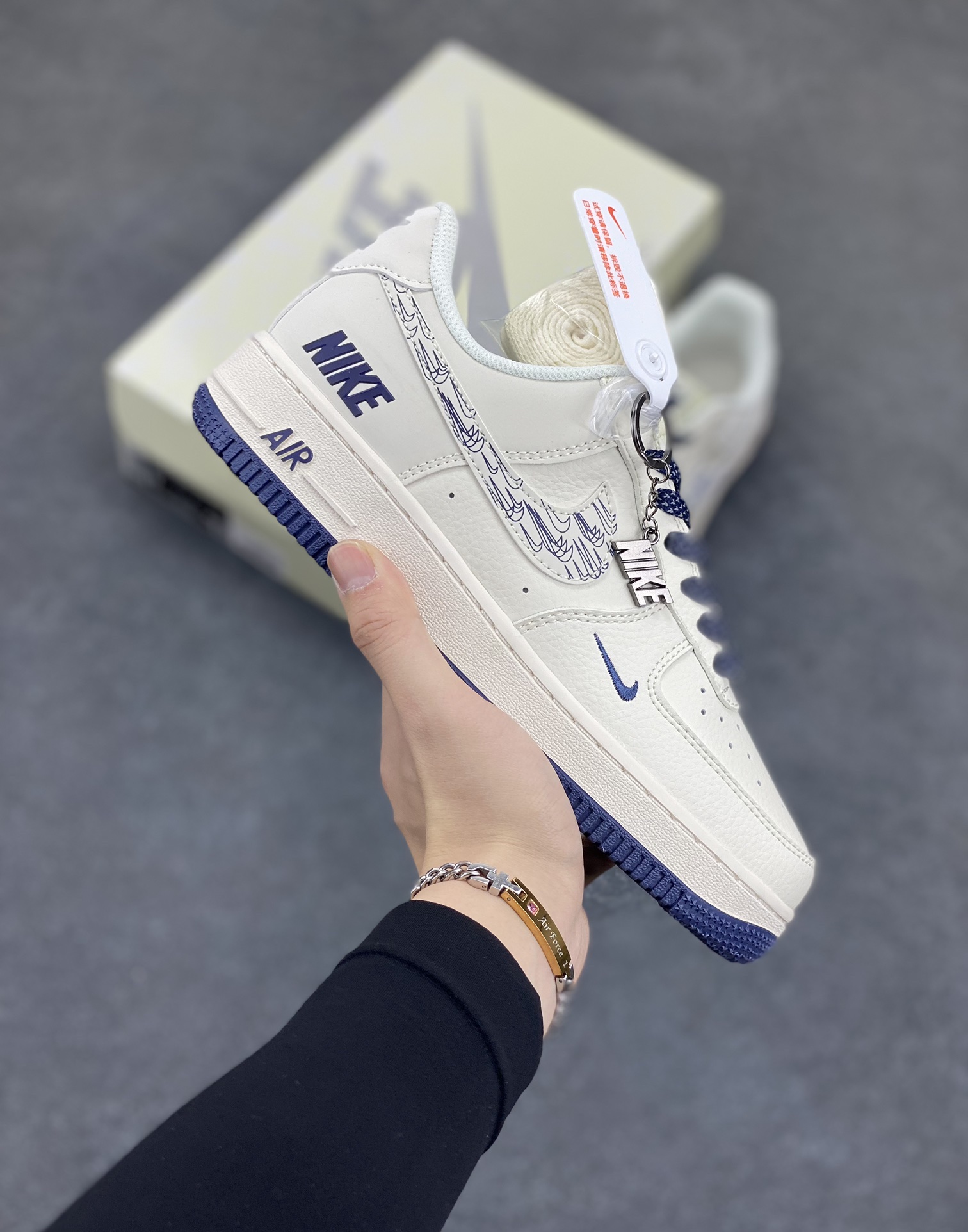 NIke Air Force 1 \’07 Low “NIKE联名——深蓝多小勾”空军一号 低帮 运动鞋 休闲鞋 折边针车 工艺难度大 原楦头原纸板 原装鞋盒 定制五金配件 内置全掌气垫 原厂鞋底 货号:HH7518-047 尺码:36 36.5 37.5 38 38.5 39 40 40.5 41 42 42.5 43 44 44.5 45-选品中心