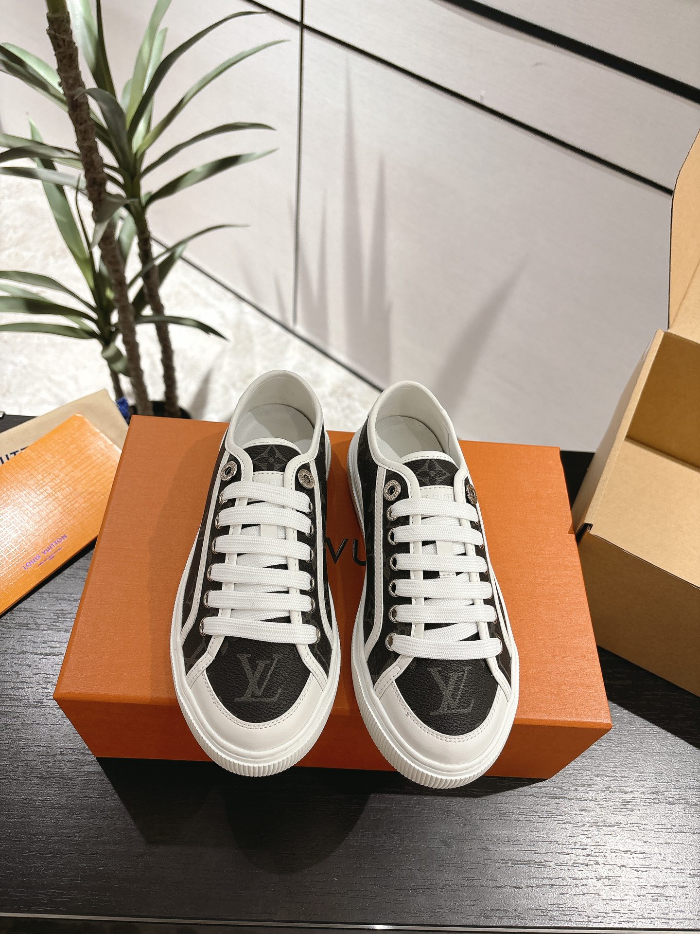 NO:402241,LV Lagoon Sneaker 25 Spring and Summer New Denim Canvas Shoes Spring and Summer Limited Canvas Really Can anyone refuse such cute shoes? Denim fabric is really suitable for summer. The colors are refreshing and thin. It is much more comfortable than the trainer series. It is very suitable for spring and summer. It is popular for new shoes when it is launched. Lagoon Sneaker is made of Monogram denim, showing a classic style, exuding a light retro atmosphere and exquisite details, embellished with Louis Vuitton standard natural leather decoration and gold engraving logo perforation, and is equipped with Monogram floral pattern. The design is more perfect. It is really easy to wear and look good. It looks good with all styles. Size 35-45, casual shoes/sports shoes, louis vuitton, louis vuitton, sneakers19860909LV Lagoon Sneaker 25春夏新款 丹宁牛仔帆布鞋 春夏限定 真的有人可以拒绝这么可爱的鞋子吗 牛仔面料真的太适合夏天了颜色清爽又很轻薄 比trainer系列舒适太多 非常适合春夏的样子 上市就热销爆卖新鞋款 Lagoon Sneaker 采用Monogram牛仔布制作,展现经典风格,散发淡淡的复古气息精致的细节,缀有路易威登标准的天然皮革装饰及金色鐫刻标志穿孔 并配有Monogram花卉图案 设计更完美 真的好穿又好看 搭配各种风格都好看 码数35-45,休闲鞋/运动鞋,louis vuitton,louis vuitton,sneakers,Women's Shoes