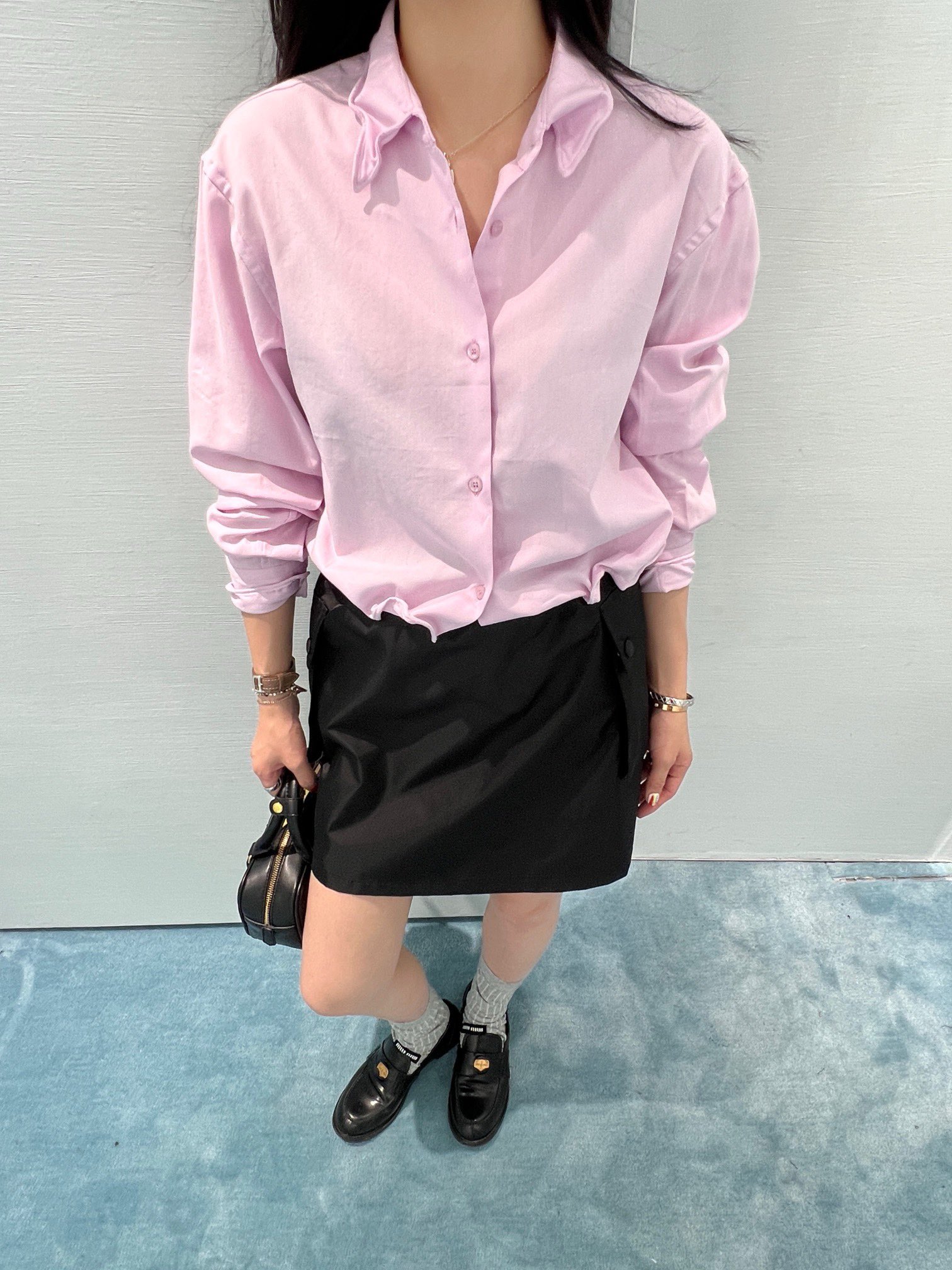 NO:330396,Prada 25 Early Spring Show Shirt Prada Show Blue Shirt is so beautiful. The wardrobe is indispensable. Classic regular version design. The logo is cleverly placed under the collar, which is a great point. This blue color is so white that it is easy to control the commuting comfortably. Small girls can also easily grasp it!  Must be resumed!  2 colors SML, prada,shirts,alexander wang19860909Prada 25早春走秀款衬衫 Prada 秀款蓝色衬衫太好看了.衣柜不可缺少.经典常规版设计 很巧妙的把logo放在了领子底下,设计很加分.这个蓝色太显白了,轻松驾驭通勤舒适 小个子女生也轻松拿捏！必冲！2色 SML,,prada,shirts,alexander wang,Women's clothing