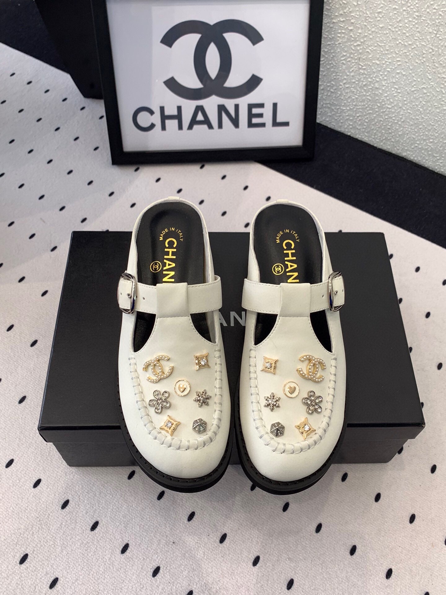 NO:247627,Chanel new early spring semi-slippers, high-version shipment, catwalk styles on each platform, comfortable and long legs, imported cowhide upper, sheepskin footbed, rubber foam sole Size: 35-39 (40 41 customized), semi-trail, chanel, slippers, cowhide, sheepskin19860909Chanel新款早春半拖鞋 高版本出货 各发平台走秀款 上脚舒服特显大长腿 进口牛皮磨砂鞋面 羊皮垫脚 橡胶发泡大底 Size: 35-39 (40 41订做),半拖,chanel,slippers,cowhide,sheepskin,Women's Shoes
