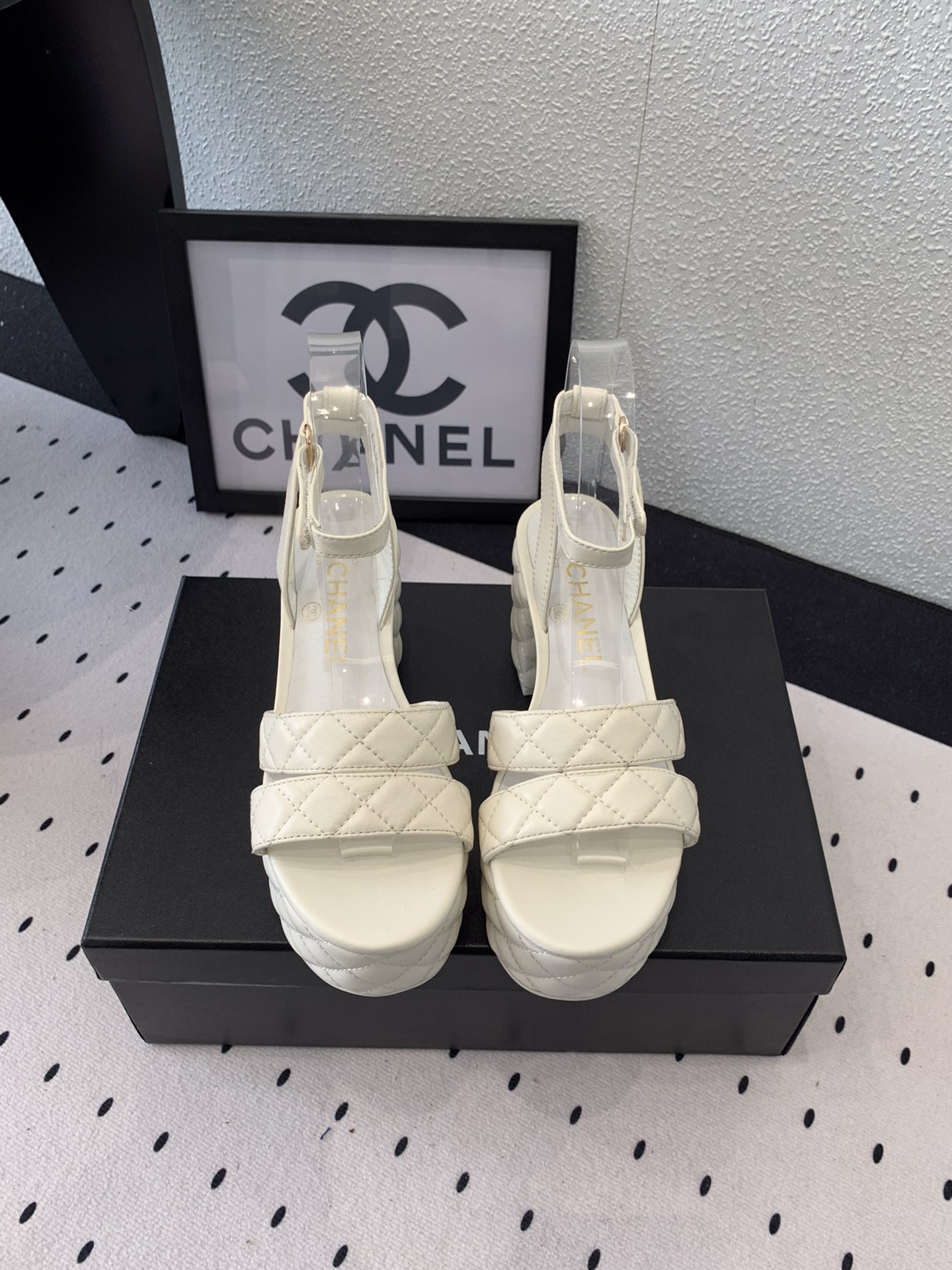 NO:247622,Chanel new early spring sandals, high version shipment, popular pictures on major social platforms, texture is very soft and comfortable on the feet, original imported sheepskin upper, mixed-bred sheepskin footbed, Italian genuine leather soles Size35-39 (40 41 custom made), high heels sandals, chanel, sandals, high heels, sheepskin, Leather soles19860909Chanel新款早春凉鞋 高版本出货 各大社交平台热门晒图质感上脚是非常柔软舒服的 原版进口羊皮鞋面 混种羊皮垫脚 意大利真皮大底 Size35-39（40 41定做）,高跟鞋凉鞋,chanel,sandals,high heels,sheepskin,Leather soles,Women's Shoes