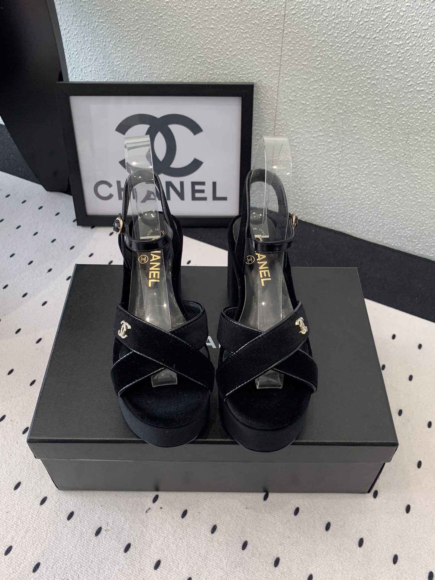 NO:247620,Chanel new early spring sandals, high version shipment, popular pictures on major social platforms, texture is very soft and comfortable on the feet, original imported satin upper, mixed-bred sheepskin footbed, Italian genuine leather soles Size35-39 (40 41 custom made), high heels sandals, chanel, sandals, high heels, sheepskin, silk fabric, Leather soles19860909Chanel新款早春凉鞋 高版本出货 各大社交平台热门晒图质感上脚是非常柔软舒服的 原版进口绸缎鞋面 混种羊皮垫脚 意大利真皮大底 Size35-39（40 41定做）,高跟鞋凉鞋,chanel,sandals,high heels,sheepskin,silk fabric,Leather soles,Women's Shoes