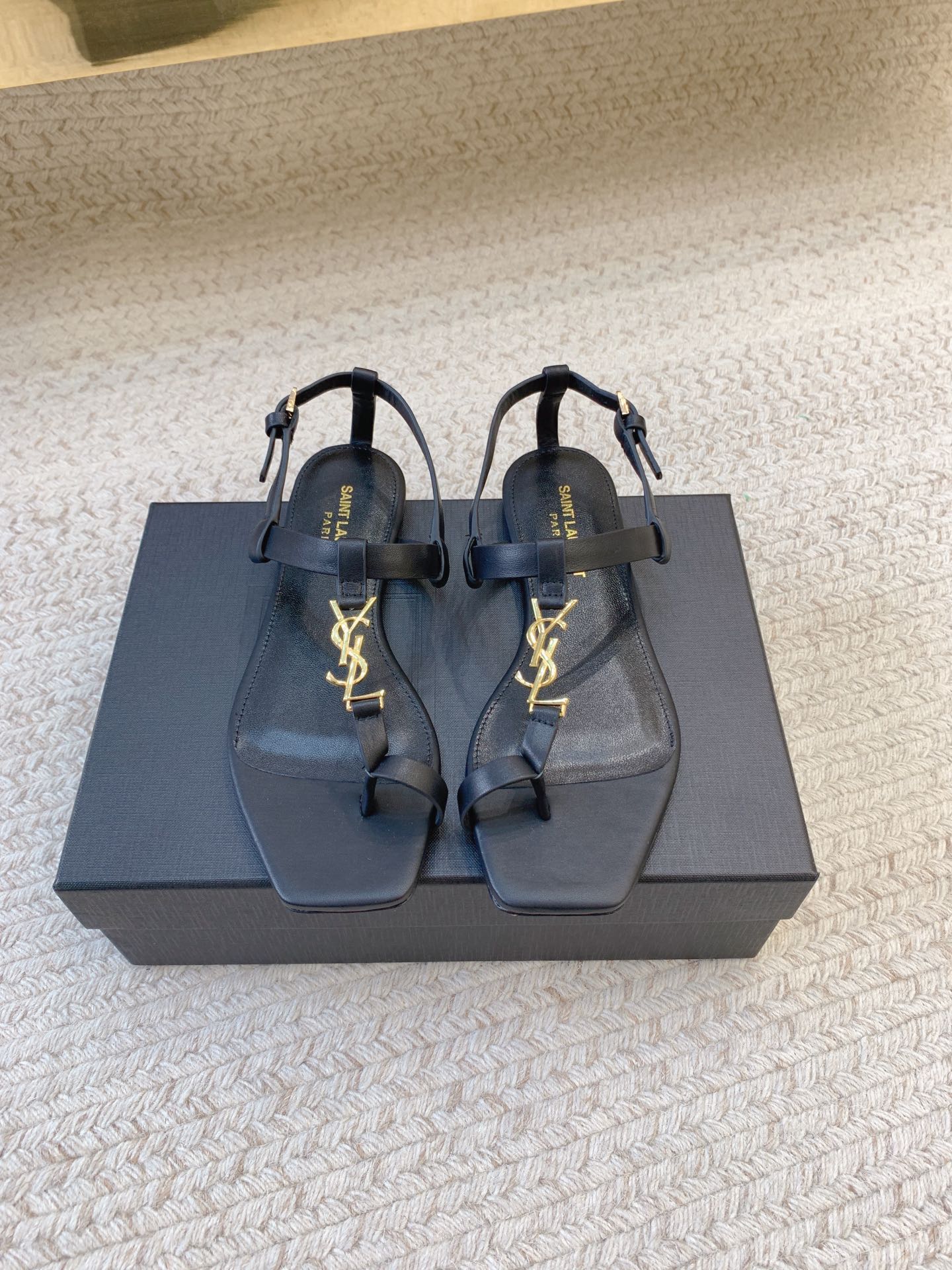 NO:927996,SAIN* LAUREN* new thumb thong sandals, original last, top quality material, upper imported cowhide/patent leather, foot pads imported sheepskin lining, genuine leather outsole, size 35-39 (34, 40 customized, non-returnable, non-exchangeable), sandals, saint laurent, sandals, cowhide, sheepskin, Leather soles19860909SAIN* LAUREN*新款拇指夹趾凉鞋 原版套楦 顶级品质 材质 鞋面进口牛皮/漆皮 垫脚进口羊皮里 大底真皮大底 码数35-39（34、40定做不退不换）,凉鞋,saint laurent,sandals,cowhide,sheepskin,Leather soles,Women's Shoes