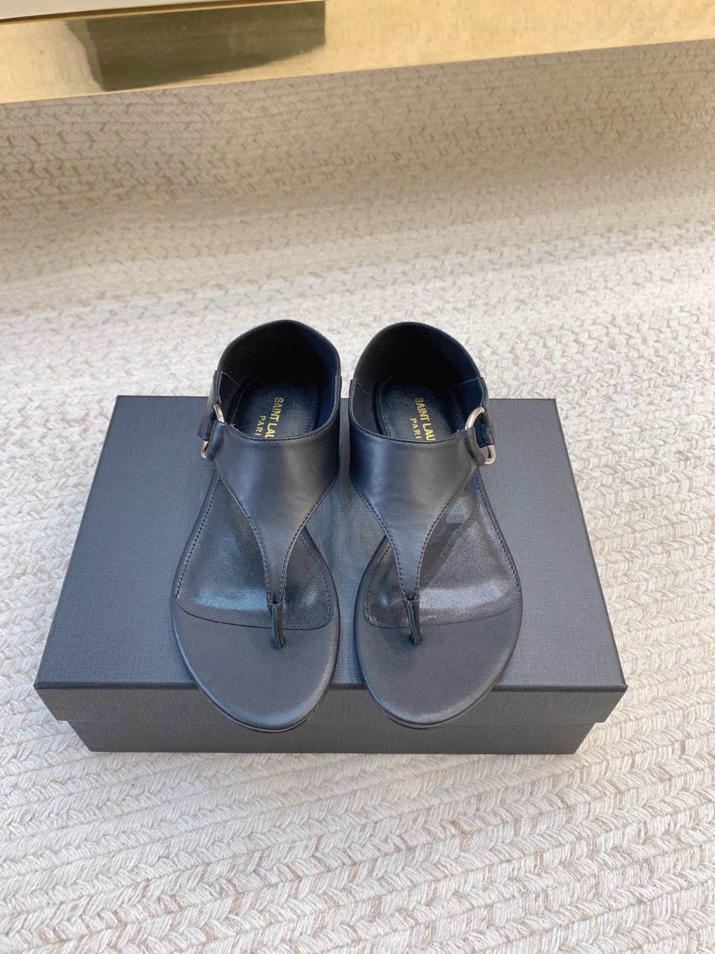 NO:928009,SAIN* LAUREN* new flip-flop flat-soled cool, original last, top quality material, imported cowhide leather/patent leather for the upper, imported sheepskin lining for the feet, genuine leather outsole, size 35-39 (34, 40 customized, non-returnable, non-exchangeable), sandals, saint laurent, sandals, cowhide, sheepskin, Leather soles19860909SAIN* LAUREN*新款夹趾后包平底凉 原版套楦 顶级品质 材质 鞋面进口牛皮/漆皮 垫脚进口羊皮里 大底真皮大底 码数35-39（34、40定做不退不换）,凉鞋,saint laurent,sandals,cowhide,sheepskin,Leather soles,Women's Shoes