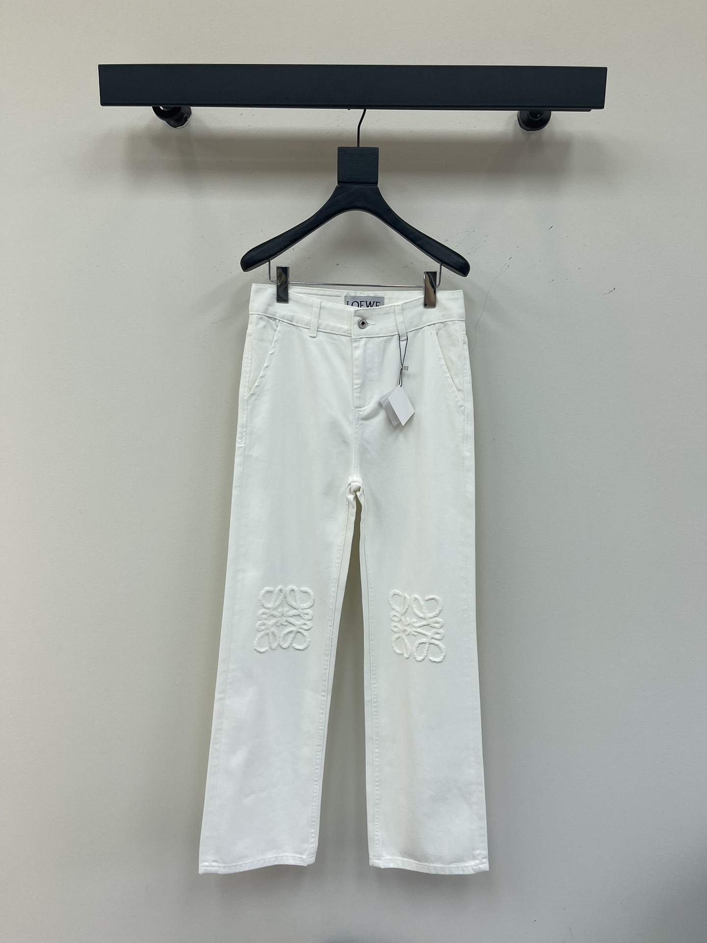 NO:331330,LOEW* knee towel embroidery logo classic white jeans, Sailo Rouo pure cotton denim fabric, this jeans are definitely good for you to see. Customized a full set of three-standard hardware, popular hot-promotion universal and leg-modifying straight-leg pants. It is more comfortable to cover the flesh than tight pants, making it look narrower and thinner. The unique design is classic large towel embroidery logo, comfortable mid-high waist pants cut, and there is no sense of restraint when worn. It makes you look slimmer and longer legs. GW classic design, straight fit, moderate vertical feeling. Forever YYDS!  Color: White Size: SML, loewe, jeans, alexander wang19860909LOEW*膝盖位毛巾刺绣logo经典款白色牛仔长裤,赛络纺纯棉牛仔面料,这条牛仔裤绝对对可以说好看到炸裂,定制全套三标五金,爆款热推万能又修饰腿型的直筒裤型.比紧身裤遮肉舒服显窄显瘦,独特设计经典大毛巾绣logo,舒适中高腰裤型裁剪,穿上不会有束缚感 显瘦显腿长GW同款经典设计,直筒版型,适中的垂直感.永远的YYDS！ 颜色: 白色 尺码: SML,,loewe,jeans,alexander wang,Women's clothing