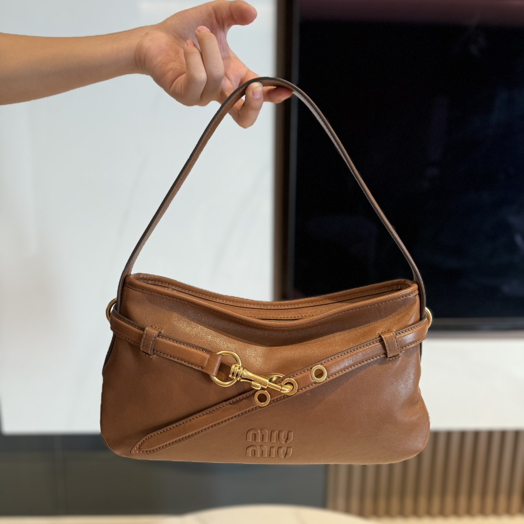 P690 MiuM** Aventure 2025 series shoulder underarm bag! The runway Aventure has been reimagined, inspired by classic de…