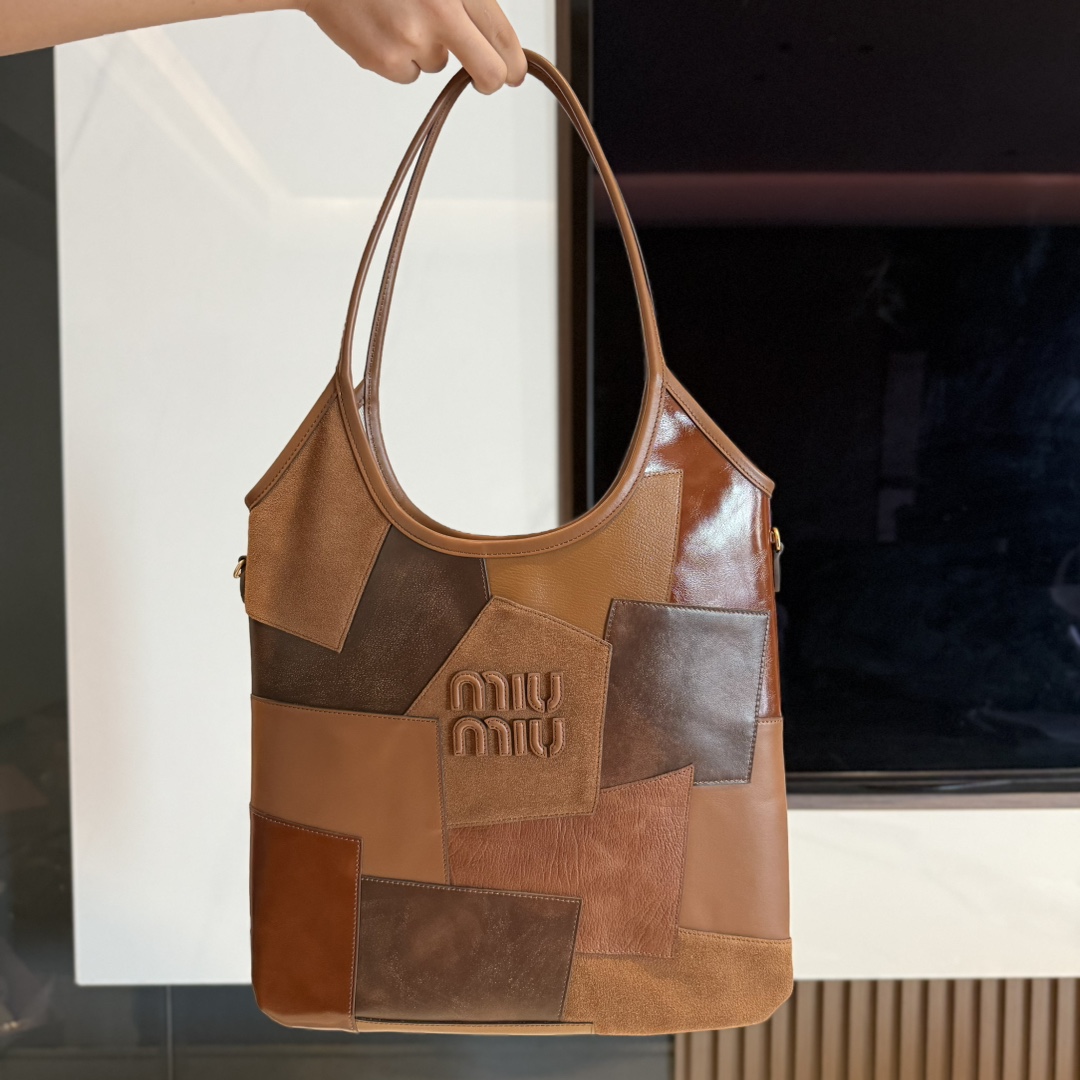 P740 MiuMi* modelo de desfile hobo, bolso tote de hombro, edición limitada de la serie, muy popular en toda la red. Ser…