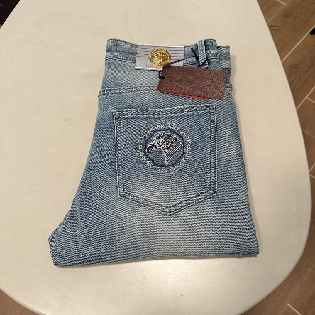 NO:141923,SR exclusively available for new jeans, high-end version!  Customized fabrics for counters are breathable and comfortable, with impeccable details, and the brand element design concept reflects high quality. The feel is delicate and soft!  It is casually cut, with a great upper body style!  29-40 yards, jeans,alexander wang19860909SR 独家专供新款 牛仔裤,高端版本！专柜定制面料 透气舒适度高,细节无可挑剔,品牌元素设计理念,体现高品质.手感细腻柔软！呈现休闲裁剪,上身版型超赞！ 码数29-40,,jeans,alexander wang,Men's clothing