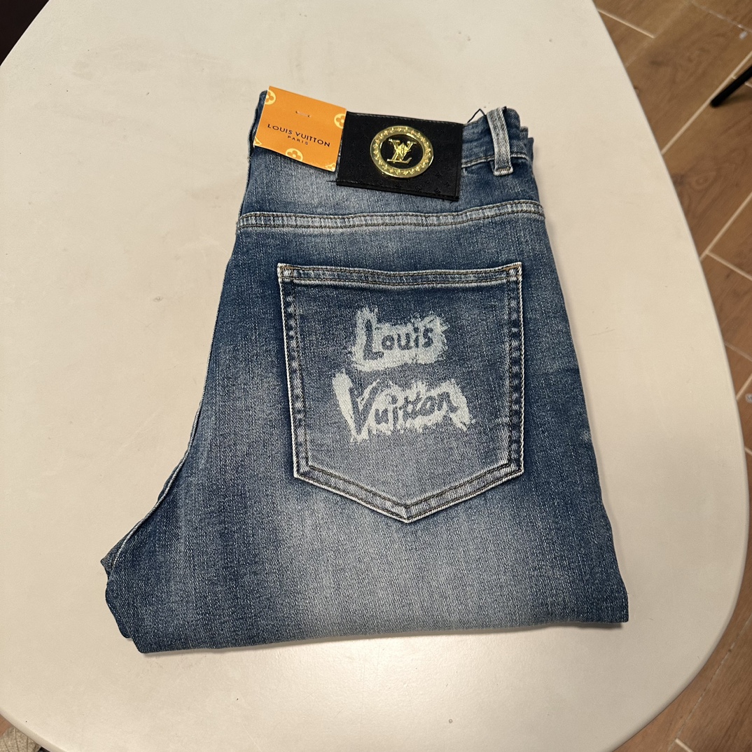NO:150967,LV Louis Vuitton exclusively offers new jeans, high-end version!  Customized fabrics for counters are breathable and comfortable, with impeccable details, and the brand element design concept reflects high quality. The feel is delicate and soft!  It is casually cut, with a great upper body style!  29-40, louis vuitton,louis vuitton,jeans,alexander wang19860909LV 路易威登独家专供新款 牛仔裤,高端版本！专柜定制面料 透气舒适度高,细节无可挑剔,品牌元素设计理念,体现高品质.手感细腻柔软！呈现休闲裁剪,上身版型超赞！ 码数29-40,,louis vuitton,louis vuitton,jeans,alexander wang,Men's clothing
