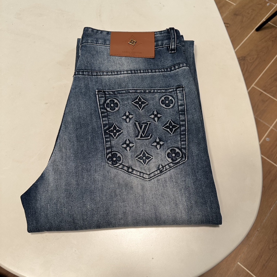 NO:141919,LV Louis Vuitton exclusively offers new jeans, high-end version!  Customized fabrics for counters are breathable and comfortable, with impeccable details, and the brand element design concept reflects high quality. The feel is delicate and soft!  It is casually cut, with a great upper body style!  29-40, louis vuitton,louis vuitton,jeans,alexander wang19860909LV 路易威登独家专供新款 牛仔裤,高端版本！专柜定制面料 透气舒适度高,细节无可挑剔,品牌元素设计理念,体现高品质.手感细腻柔软！呈现休闲裁剪,上身版型超赞！ 码数29-40,,louis vuitton,louis vuitton,jeans,alexander wang,Men's clothing