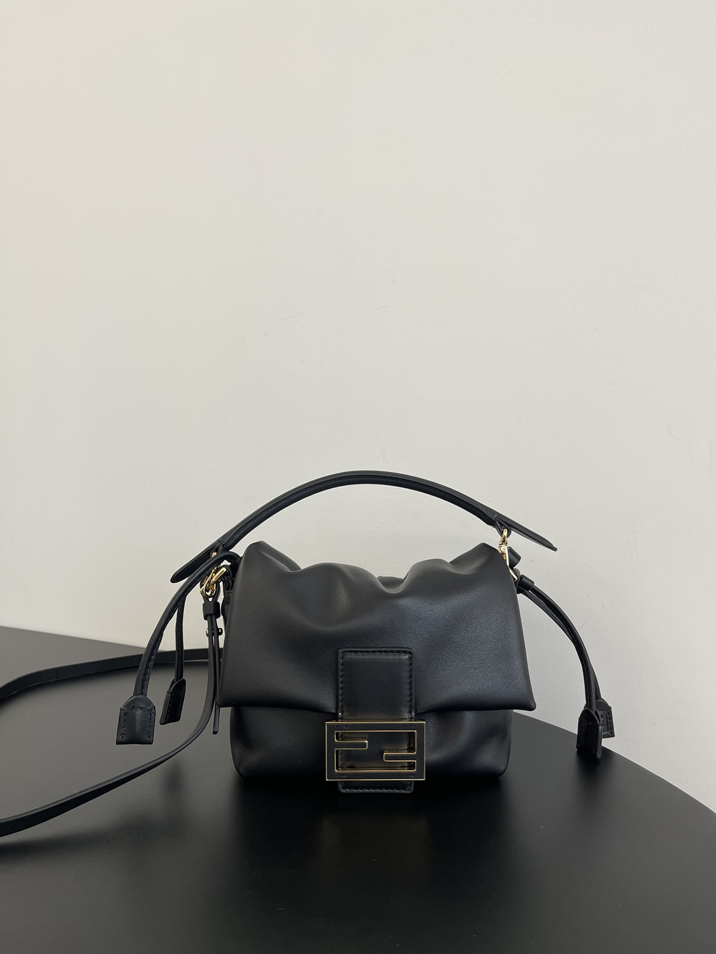 NO:187953,The special version, small black, the brand new Mamma Baguette is here, the double combination of baguette and lucky bag, there is no one of the most gentle bags on the entire network, the soft and glutinous lambskin is too delicate, both lazy and high-end!  The iconic hardware buckle with lambskin is simple and fashionable. The sheepskin drawstring closes and looks loose. The long shoulder straps and wrist straps can be adjusted at will, free and casual. It can be done as you feel comfortable. It’s so healing!  Small 83014B98 Size: 16x10x13cm Medium 83015B Size: 26.5x8.5x18cm,FENDI,fendi,sheepskin19860909特级版本 小号黑色 全新的Mamma Baguette来喽,法棍与福袋的双结合,全网最温柔的包包没有之一,软软糯糯的小羊皮也太细嫩了,既慵懒又高级！标志性的五金扣搭配小羊皮的设计简单又时尚,羊皮抽绳收口显得松驰感满满,长肩带和手腕带可随意调节,自由随性,怎么舒服怎么来,太治愈了啦！ 小 83014B98 尺寸: 16x10x13cm 中 83015B 尺寸: 26.5x8.5x18cm,FENDI,fendi,sheepskin,Bag