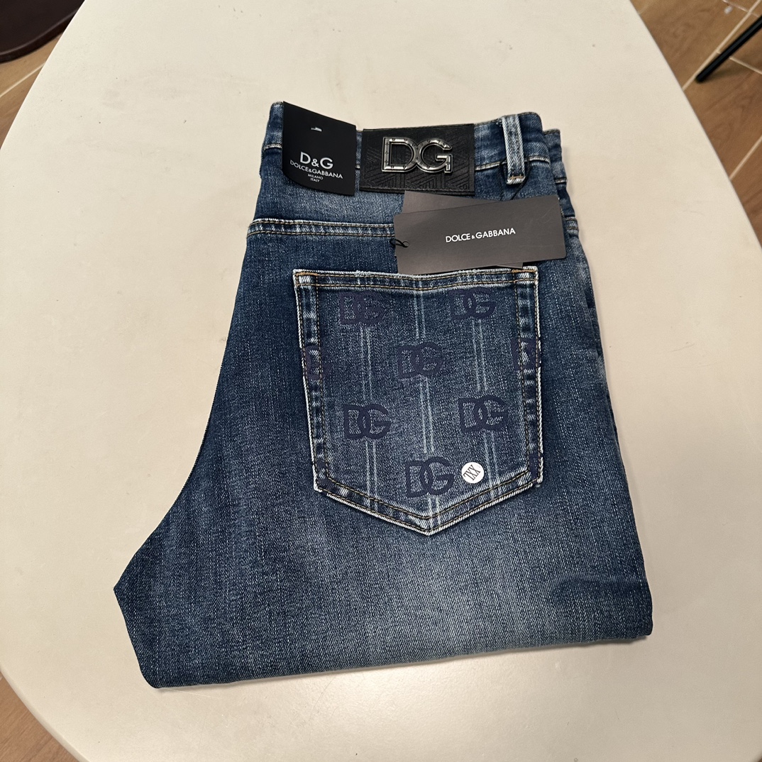 NO:150961,DG Dolce & Gabbana exclusively offers new jeans, high-end version!  Customized fabrics for counters are breathable and comfortable, with impeccable details, and the brand element design concept reflects high quality. The feel is delicate and soft!  It is casually cut, with a great upper body style!  29-40, Dolce & Gabbana, Dolce & Gabbana, jeans, alexander wang19860909DG 杜嘉班纳独家专供新款 牛仔裤,高端版本！专柜定制面料 透气舒适度高,细节无可挑剔,品牌元素设计理念,体现高品质.手感细腻柔软！呈现休闲裁剪,上身版型超赞！ 码数29-40,,Dolce&Gabbana,Dolce&Gabbana,jeans,alexander wang,Men's clothing