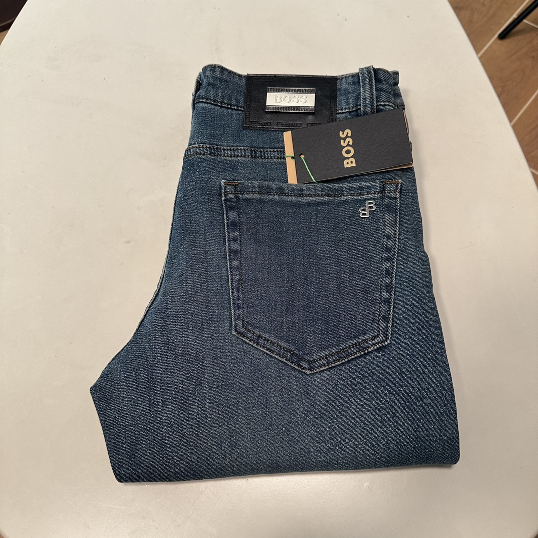 NO:151031,BOSS exclusively available for new jeans, high-end version!  Customized fabrics for counters are breathable and comfortable, with impeccable details, and the brand element design concept reflects high quality. The feel is delicate and soft!  It is casually cut, with a great upper body style!  29-40 yards, jeans,alexander wang19860909BOSS 独家专供新款 牛仔裤,高端版本！专柜定制面料 透气舒适度高,细节无可挑剔,品牌元素设计理念,体现高品质.手感细腻柔软！呈现休闲裁剪,上身版型超赞！ 码数29-40,,jeans,alexander wang,Men's clothing