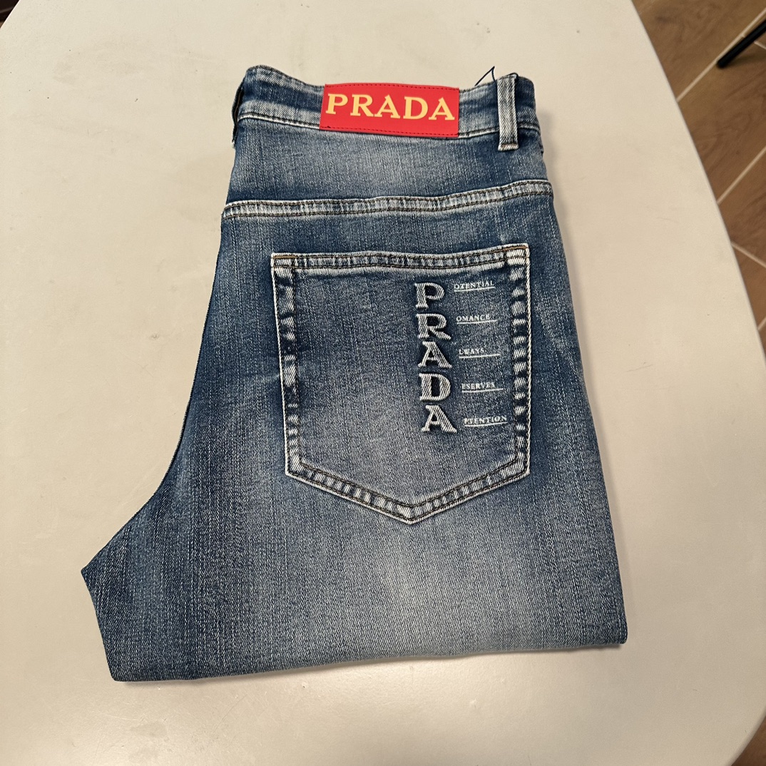 NO:151015,PRA Prada exclusively available for new jeans, high-end version!  Customized fabrics for counters are breathable and comfortable, with impeccable details, and the brand element design concept reflects high quality. The feel is delicate and soft!  It is casually cut, with a great upper body style!  29-40, prada, prada, jeans, alexander wang19860909PRA 普拉达 独家专供新款 牛仔裤,高端版本！专柜定制面料 透气舒适度高,细节无可挑剔,品牌元素设计理念,体现高品质.手感细腻柔软！呈现休闲裁剪,上身版型超赞！ 码数29-40,,prada,prada,jeans,alexander wang,Men's clothing