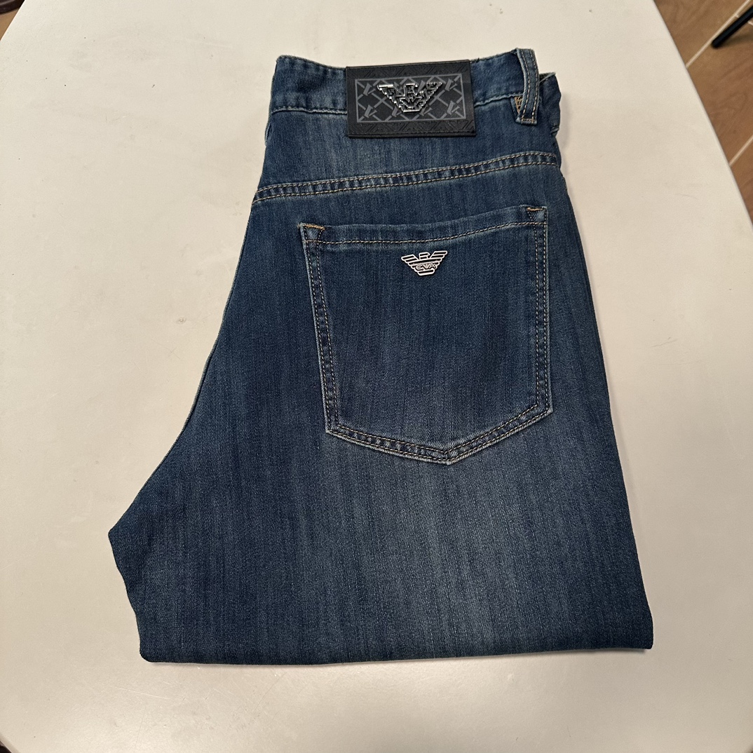 NO:141918,Armani exclusively available for new jeans, high-end version!  Customized fabrics for counters are breathable and comfortable, with impeccable details, and the brand element design concept reflects high quality. The feel is delicate and soft!  It is casually cut, with a great upper body style!  Number of codes 29-40, Armani, jeans, alexander wang19860909阿玛尼 独家专供新款 牛仔裤,高端版本！专柜定制面料 透气舒适度高,细节无可挑剔,品牌元素设计理念,体现高品质.手感细腻柔软！呈现休闲裁剪,上身版型超赞！ 码数29-40,,armani,jeans,alexander wang,Men's clothing
