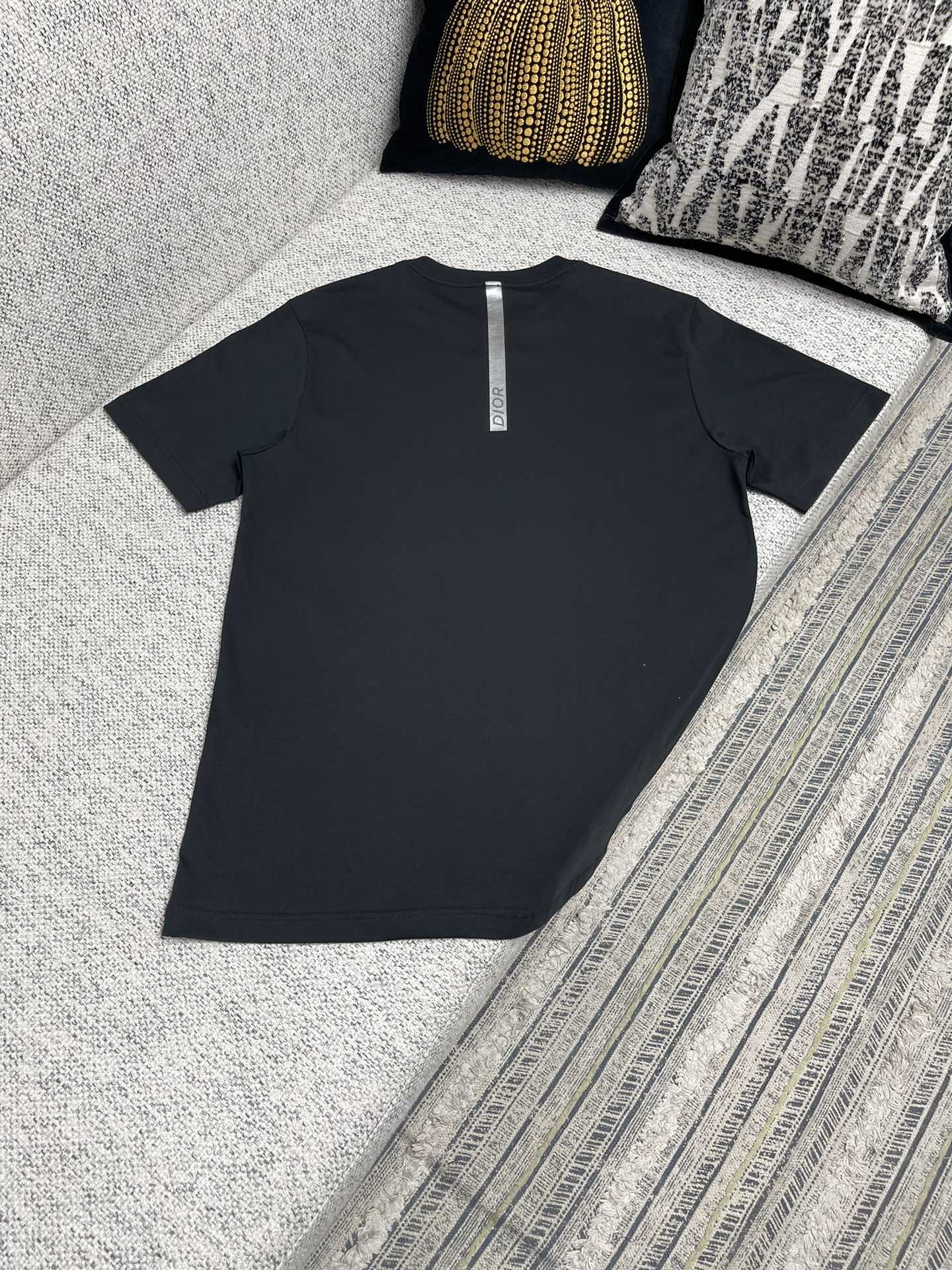 Dior CD Diamond T-Shirt - 2025 Fall Collection - Crew Neck, Cotton Knit 3 i1744357129 1814 1