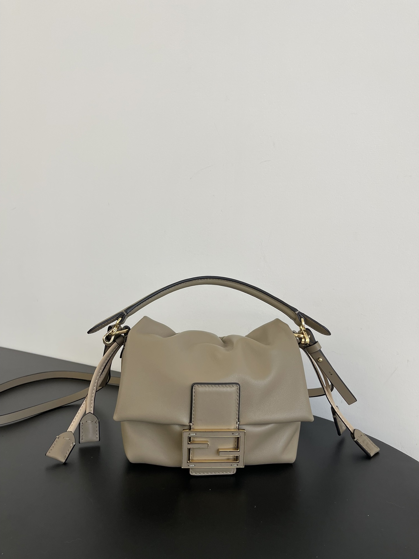 NO:187958,Special version Small Pigeon Gray The new Mamma Baguette is here, the double combination of baguette and lucky bag, there is no one of the most gentle bags on the entire network, the soft and glutinous lambskin is too delicate, both lazy and high-end!  The iconic hardware buckle with lambskin is simple and fashionable. The sheepskin drawstring closes and looks loose. The long shoulder straps and wrist straps can be adjusted at will, free and casual. It can be done as you feel comfortable. It’s so healing!  Small 83014B98 Size: 16x10x13cm Medium 83015B Size: 26.5x8.5x18cm,FENDI,fendi,sheepskin19860909特级版本 小号鸽子灰 全新的Mamma Baguette来喽,法棍与福袋的双结合,全网最温柔的包包没有之一,软软糯糯的小羊皮也太细嫩了,既慵懒又高级！标志性的五金扣搭配小羊皮的设计简单又时尚,羊皮抽绳收口显得松驰感满满,长肩带和手腕带可随意调节,自由随性,怎么舒服怎么来,太治愈了啦！ 小 83014B98 尺寸: 16x10x13cm 中 83015B 尺寸: 26.5x8.5x18cm,FENDI,fendi,sheepskin,Bag