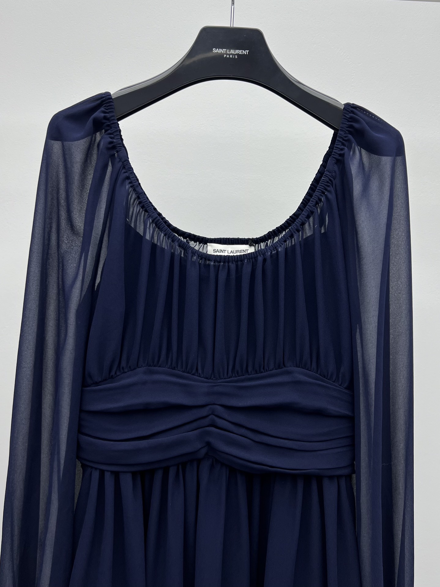 Saint Laurent Cuff Dresses: Hard-Core Female Suit for Early Autumn Fashion Statement - 图片 2